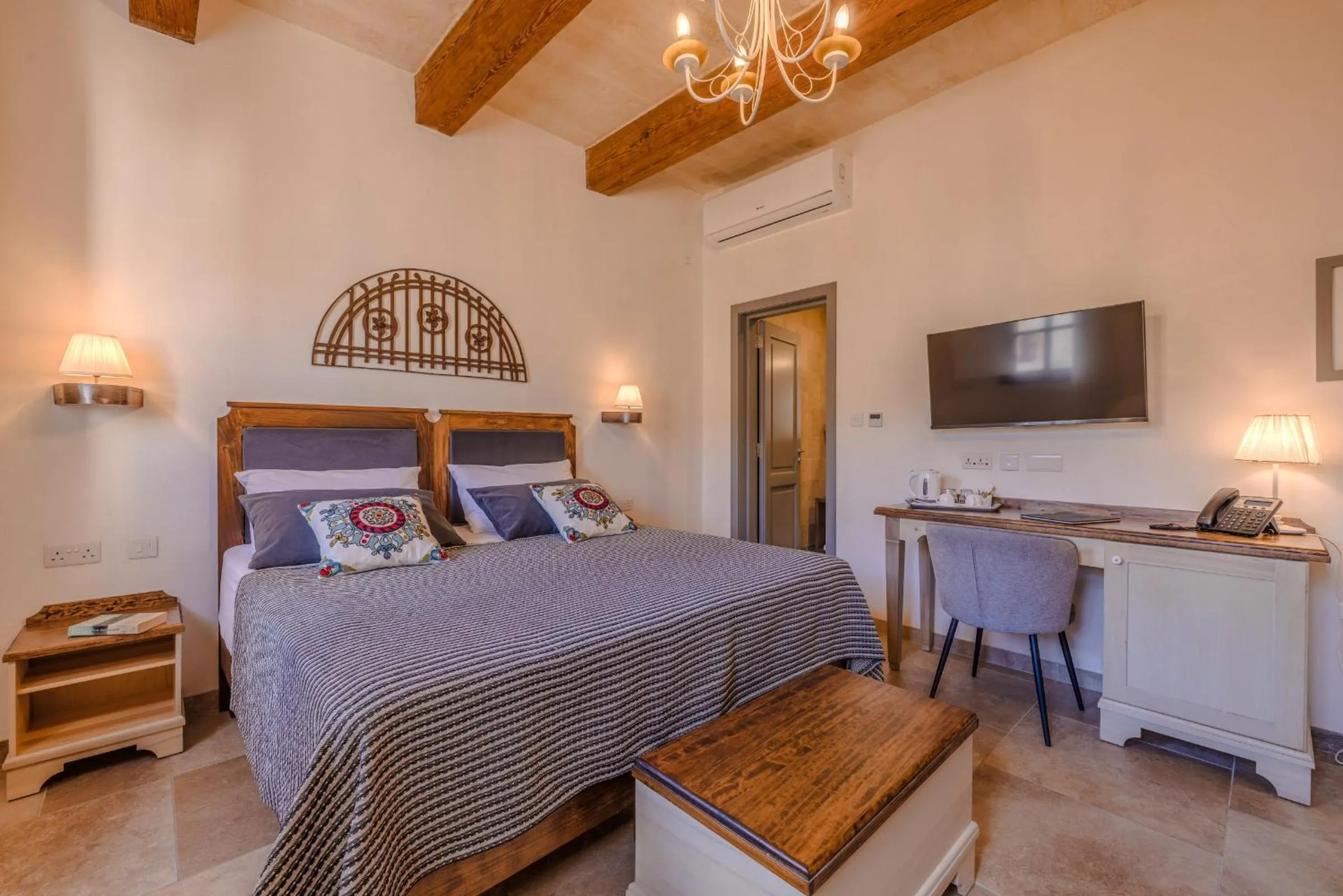 Photo of the whole room in Mulberries