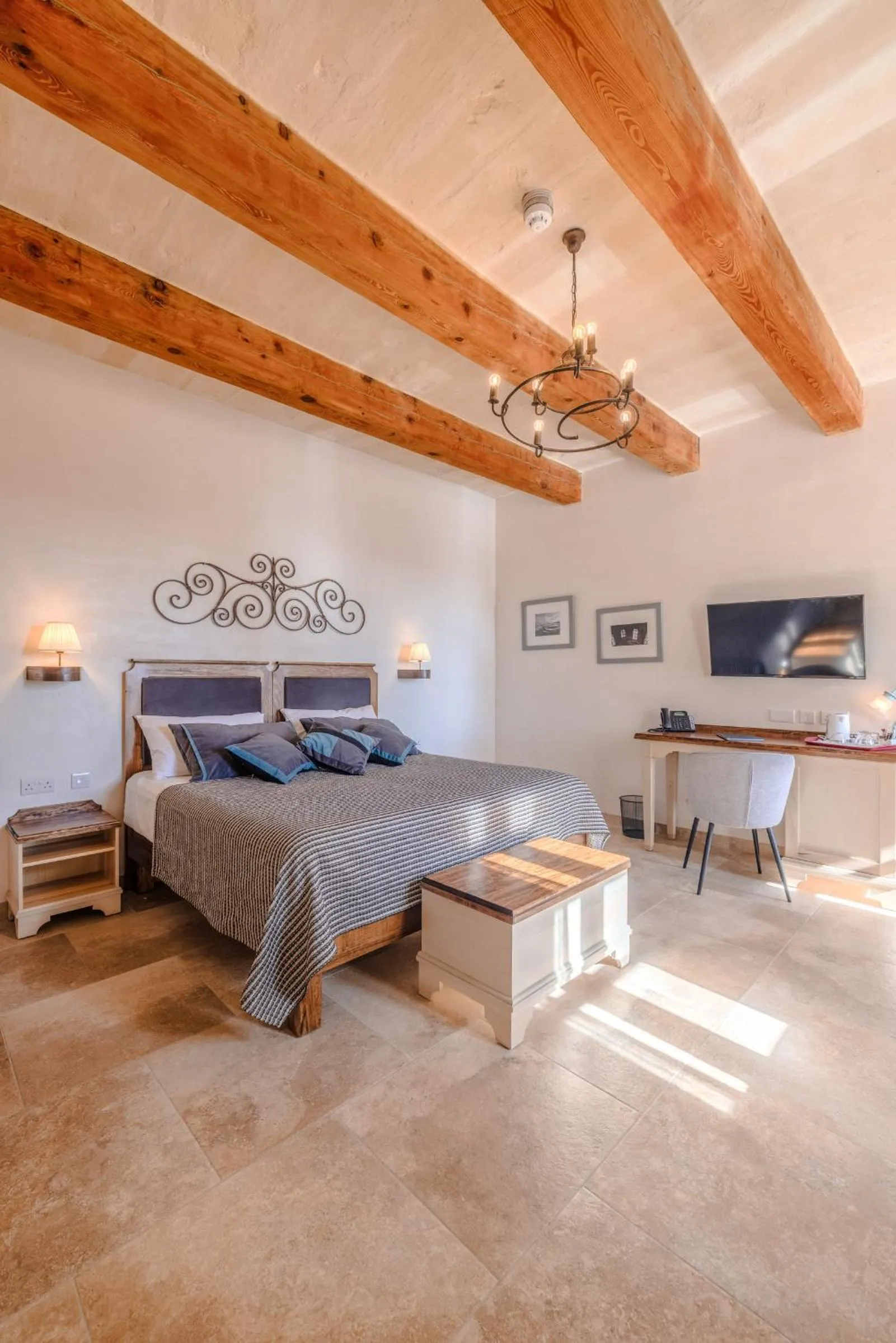 Photo of the whole room in Mulberries