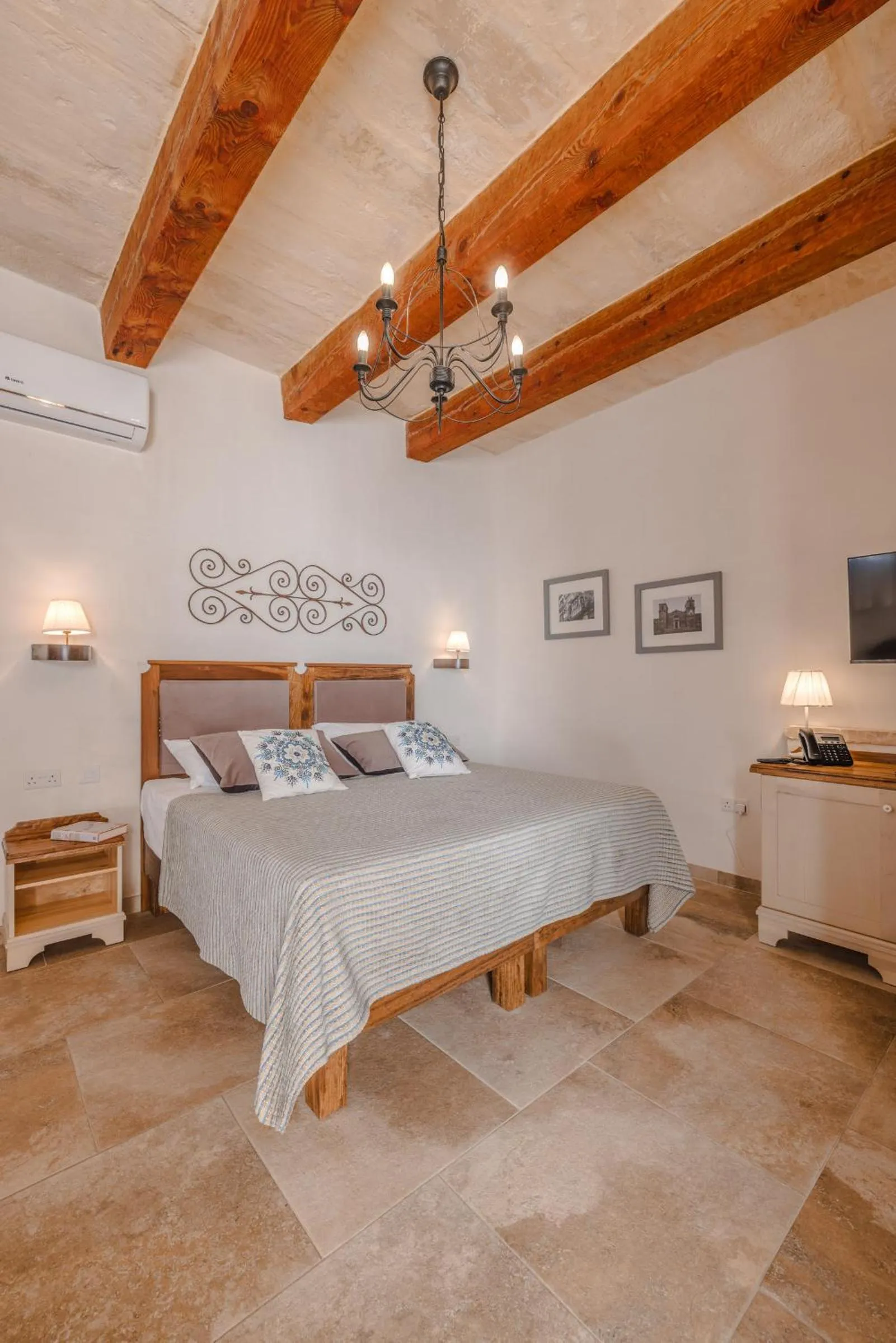 Photo of the whole room in Mulberries