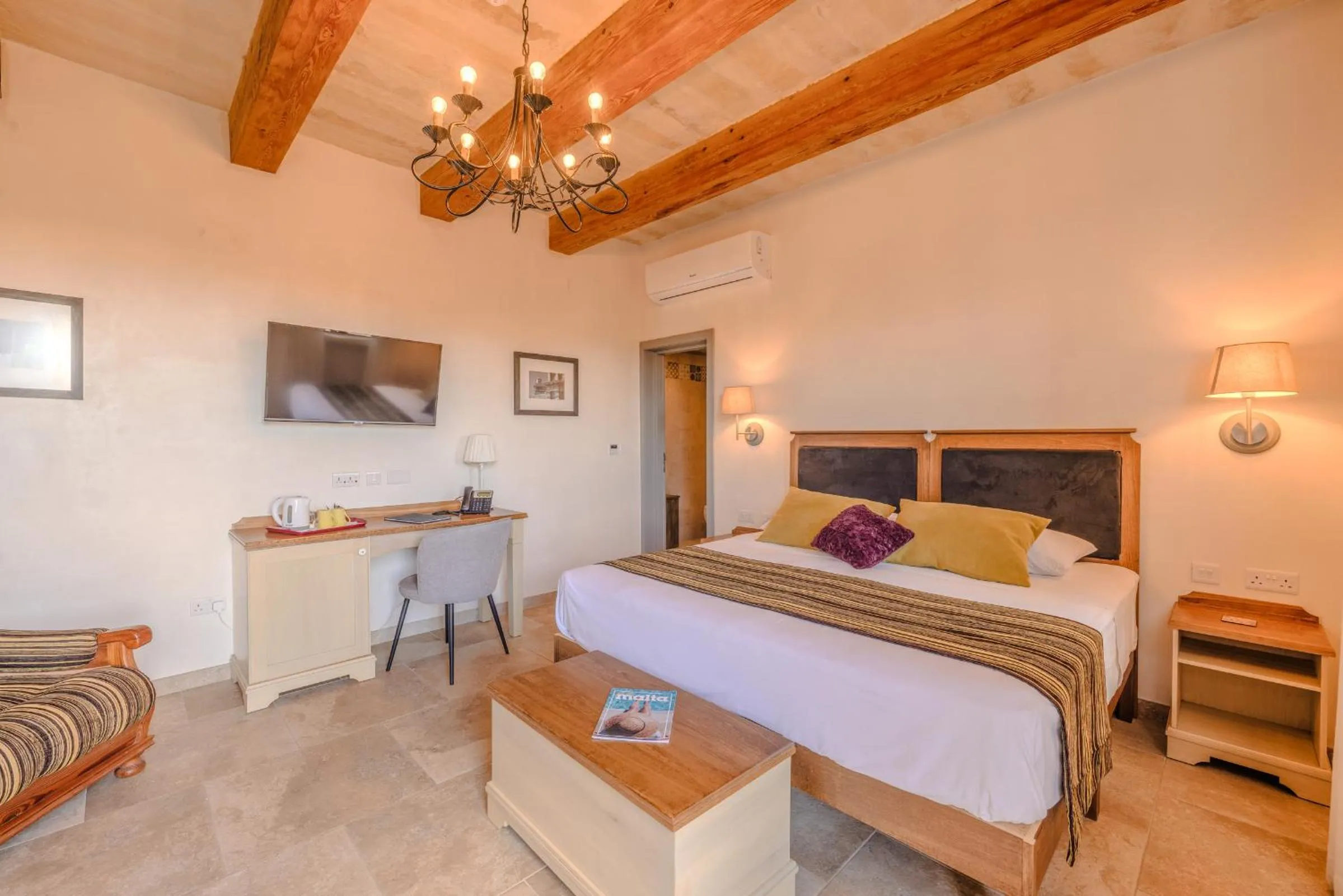 Photo of the whole room in Mulberries