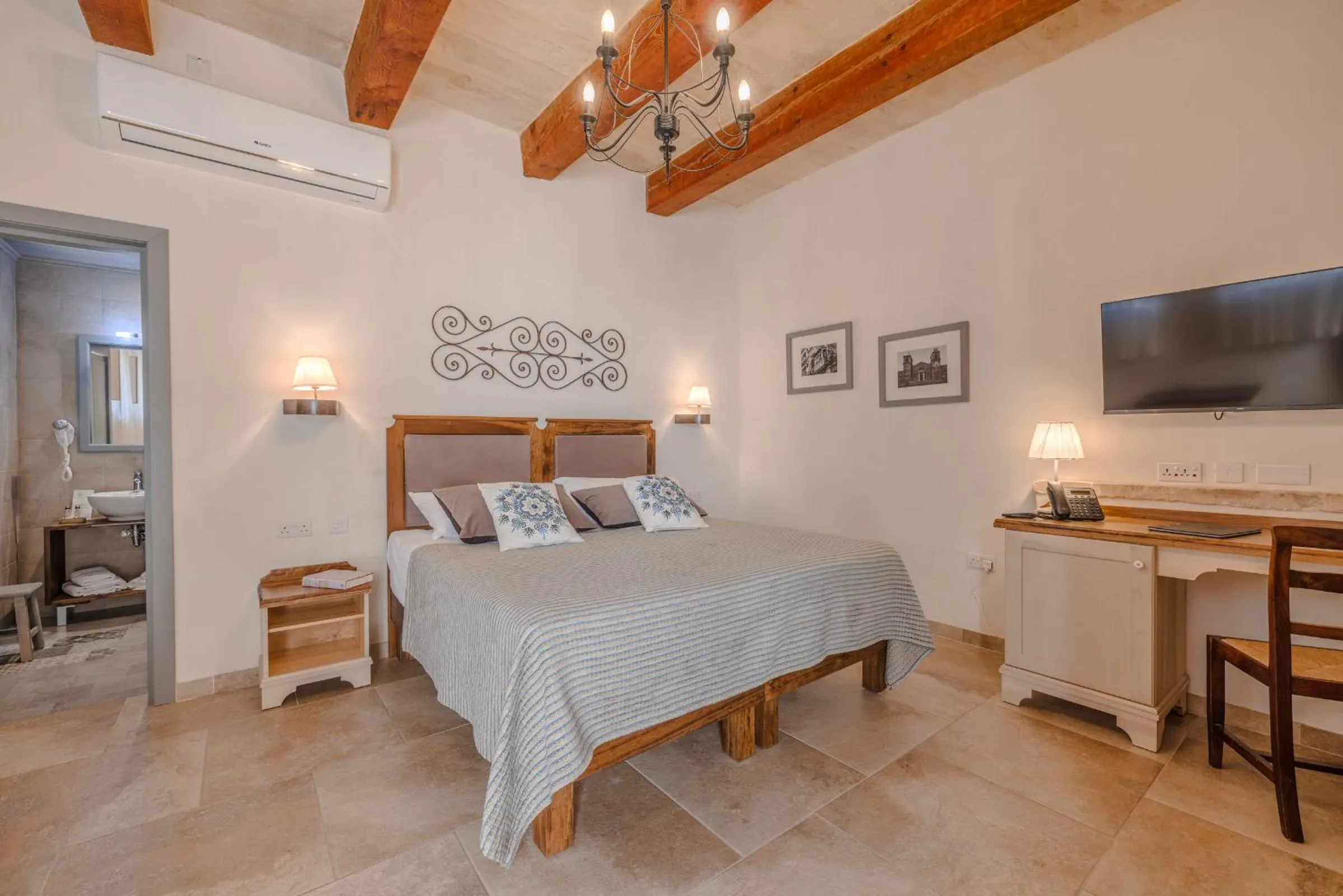 Photo of the whole room in Mulberries