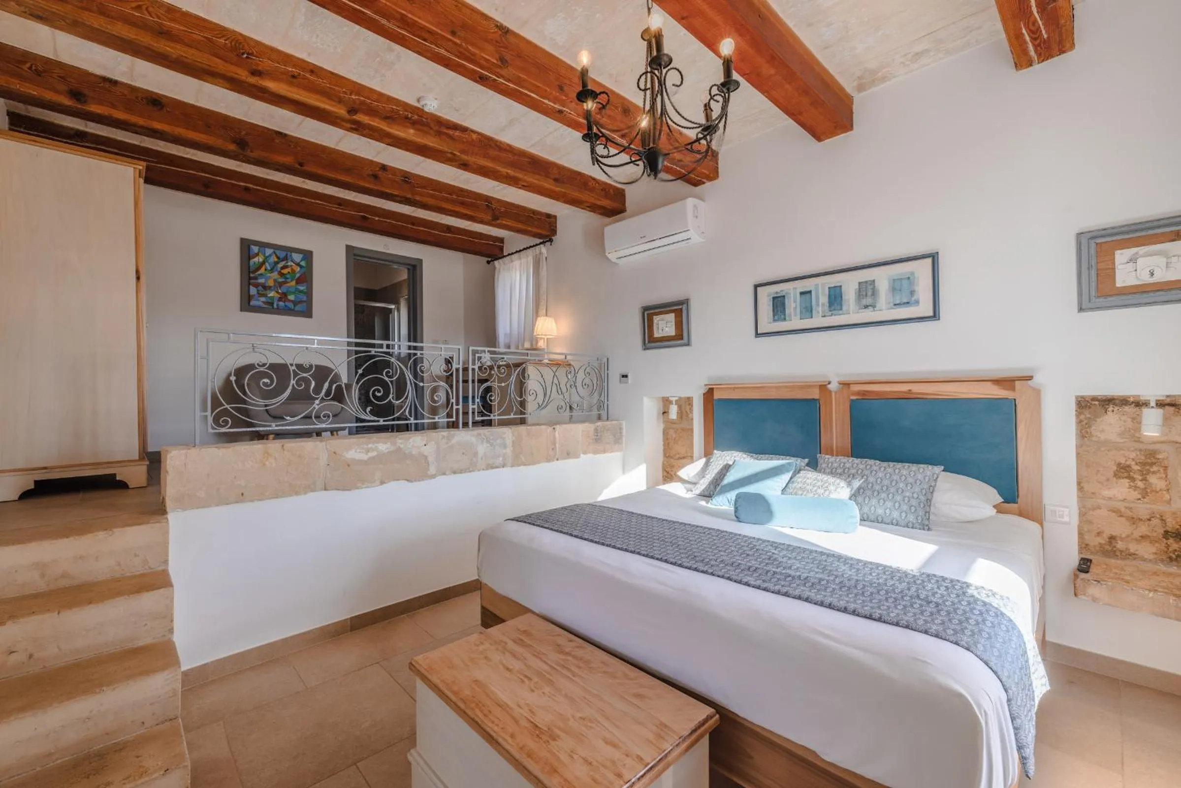 Photo of the whole room in Mulberries