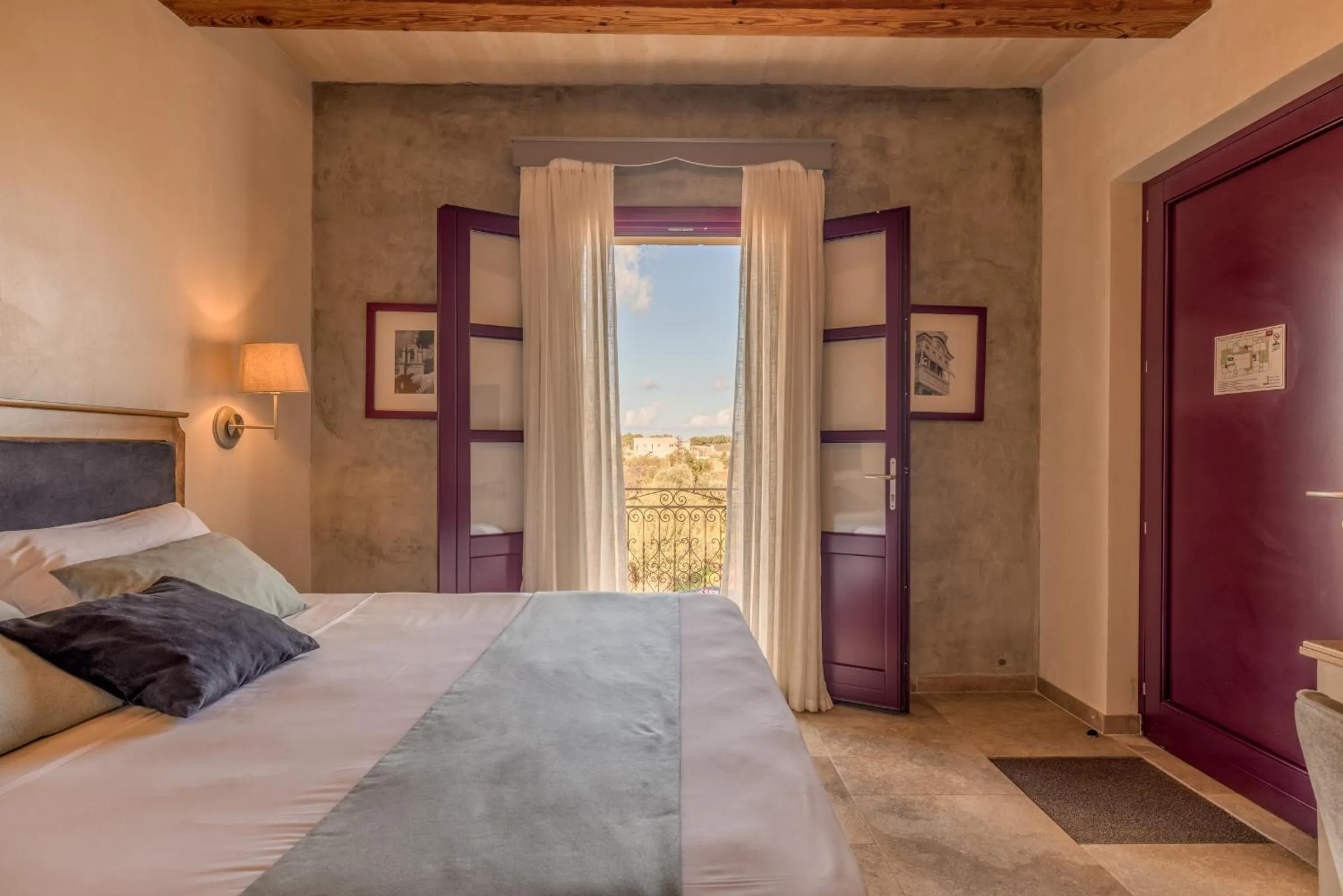 Photo of the whole room in Mulberries