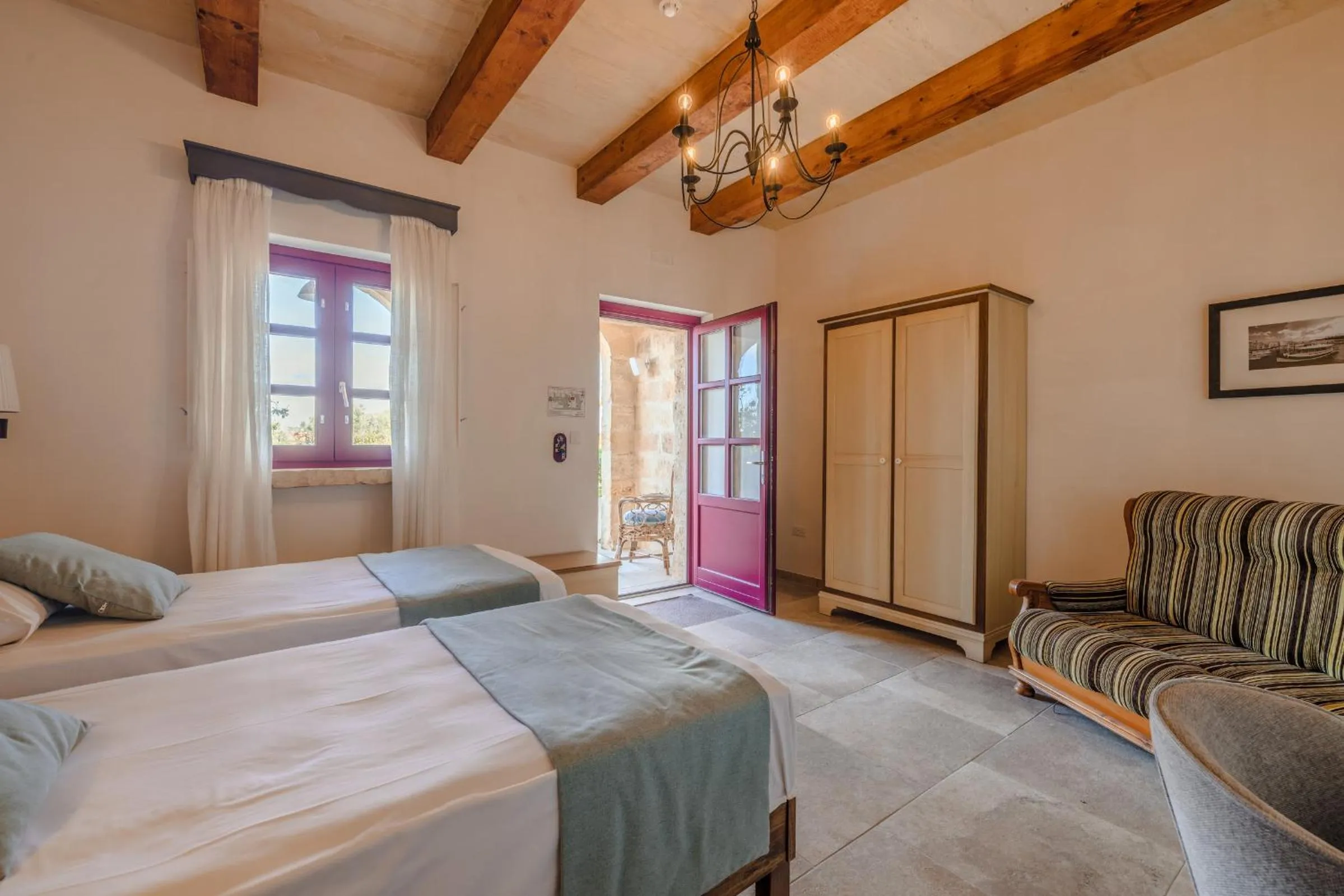 Photo of the whole room in Mulberries