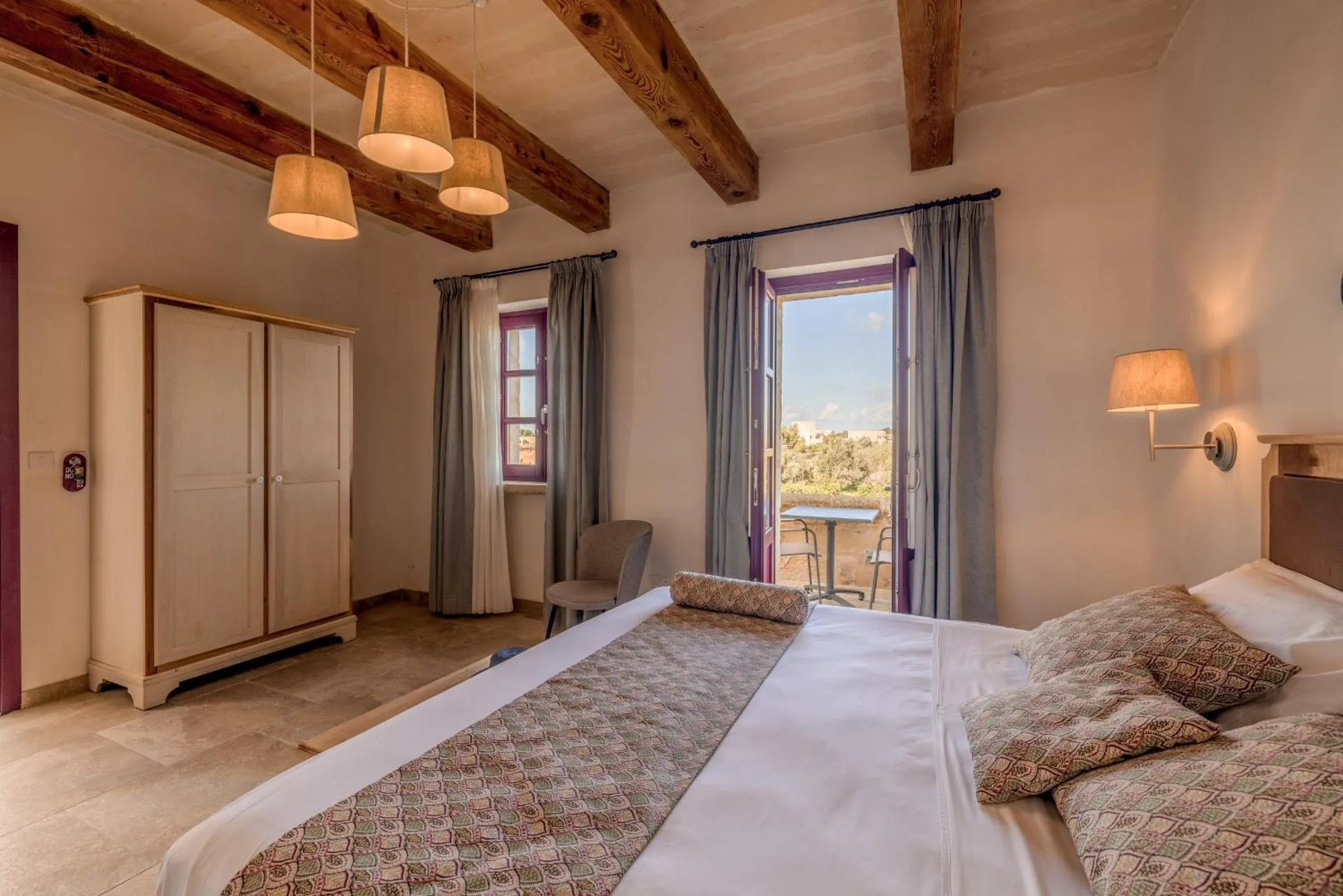 Photo of the whole room in Mulberries