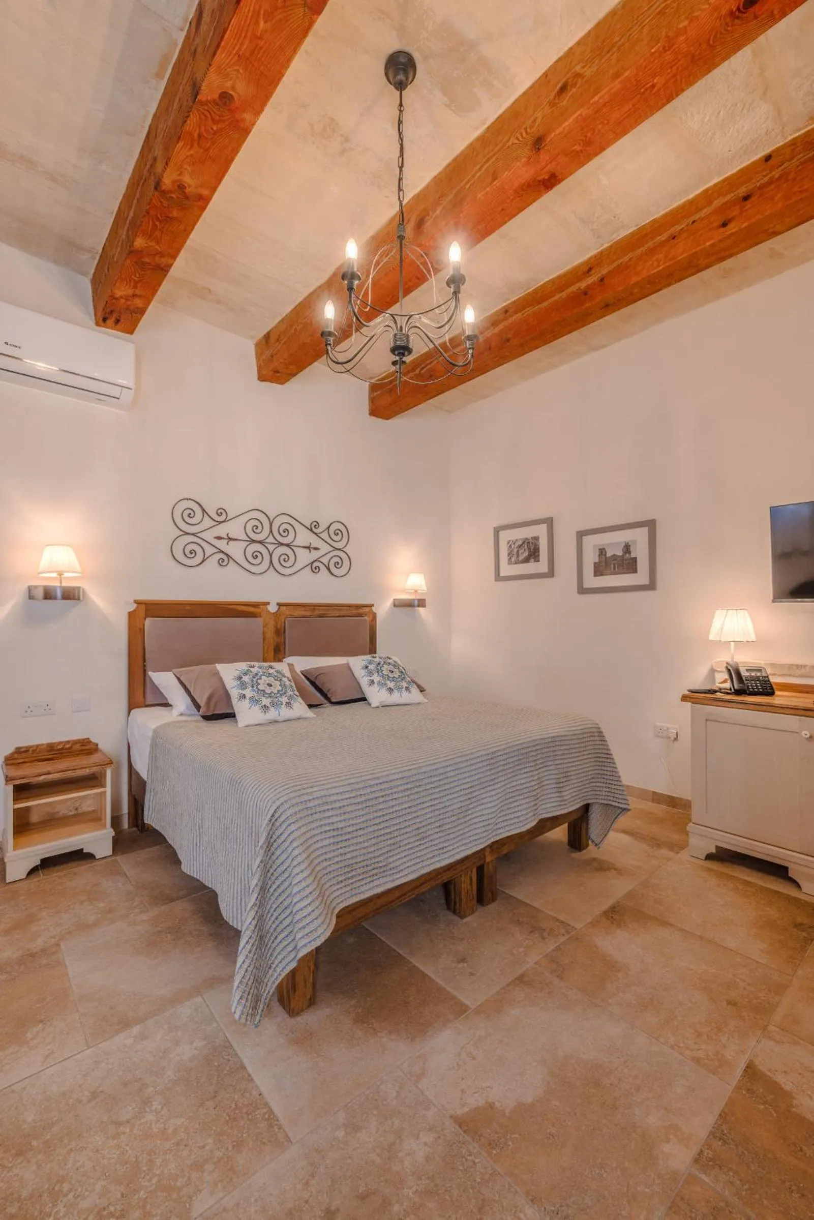 Photo of the whole room in Mulberries