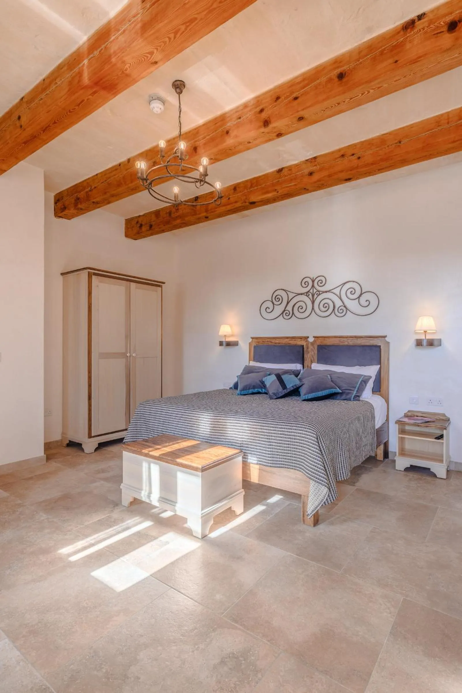 Photo of the whole room in Mulberries