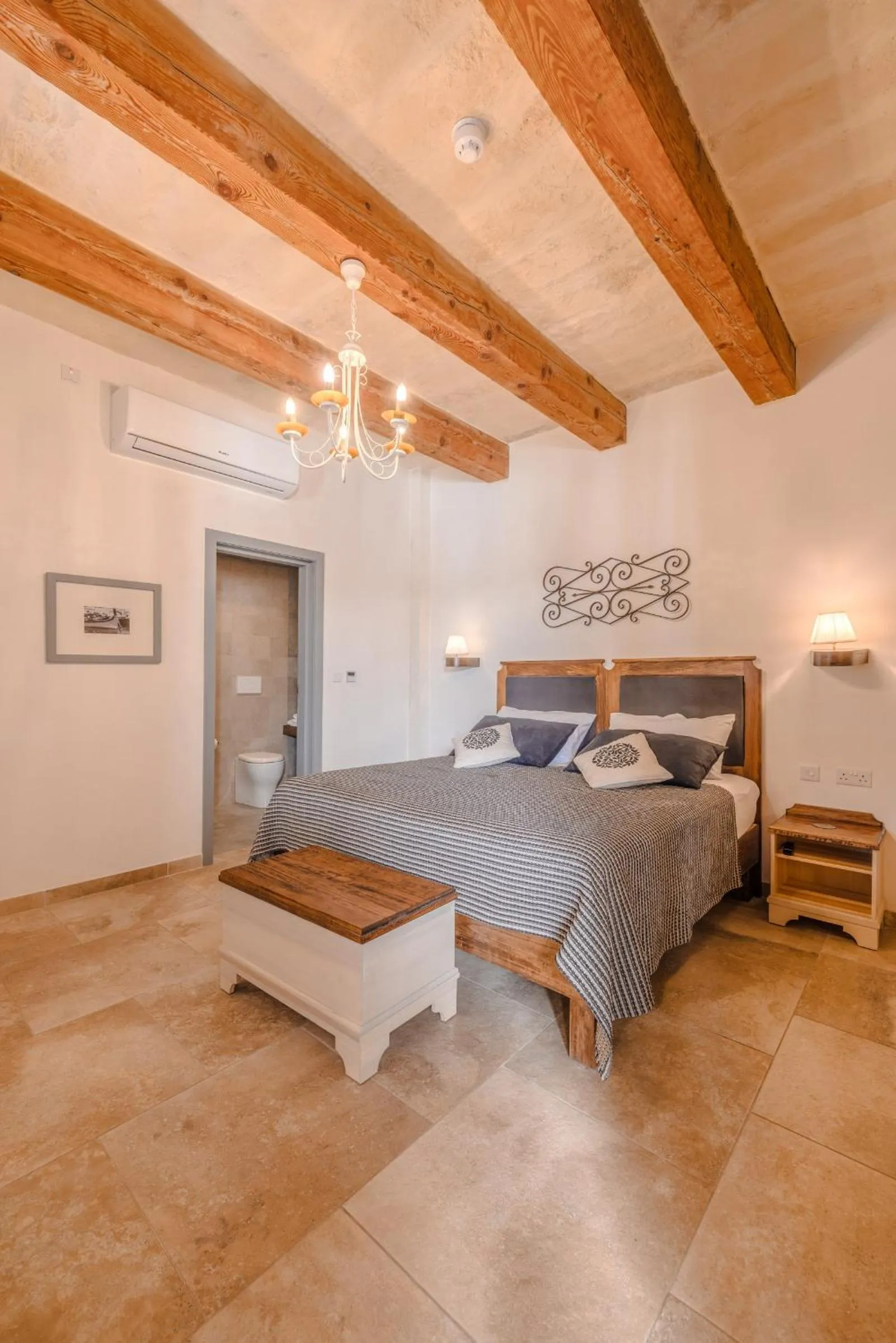 Photo of the whole room in Mulberries