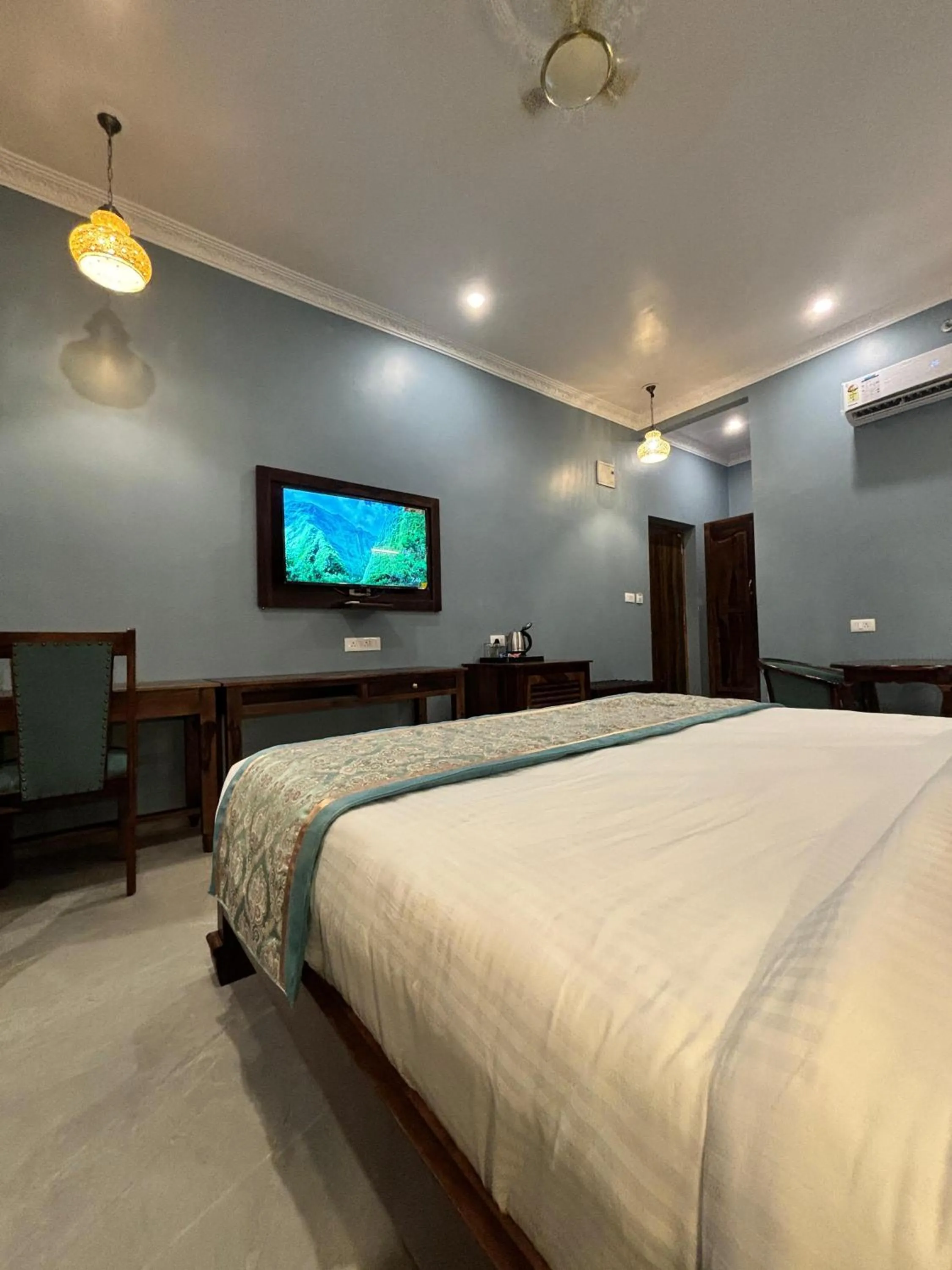 Communal lounge/ TV room, Bed in The Kumbha Mahal Resort