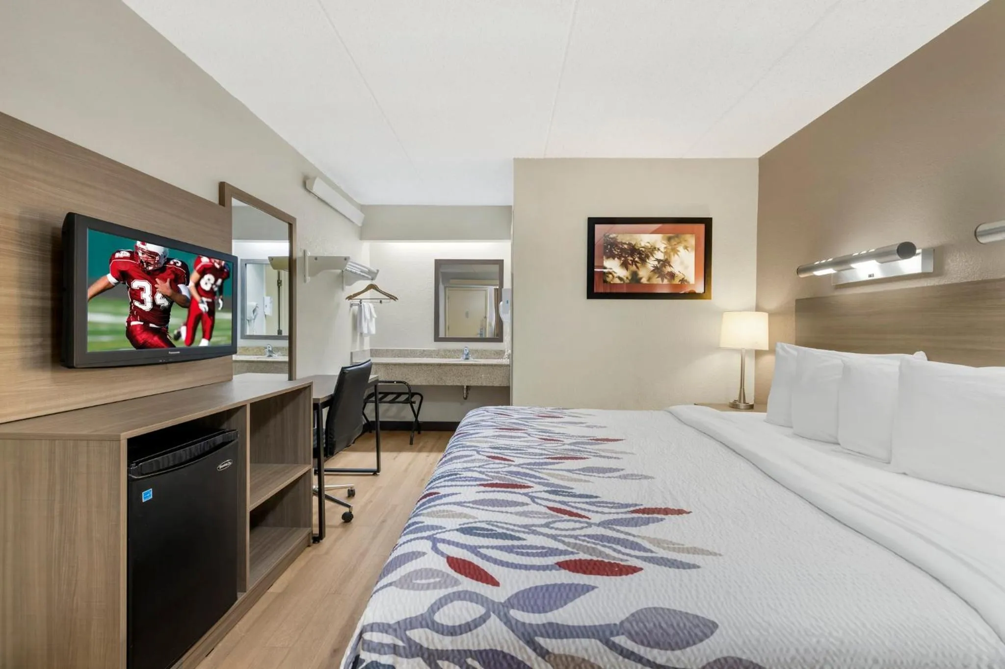 Photo of the whole room, Bed in Red Roof Inn Buffalo - Niagara Airport