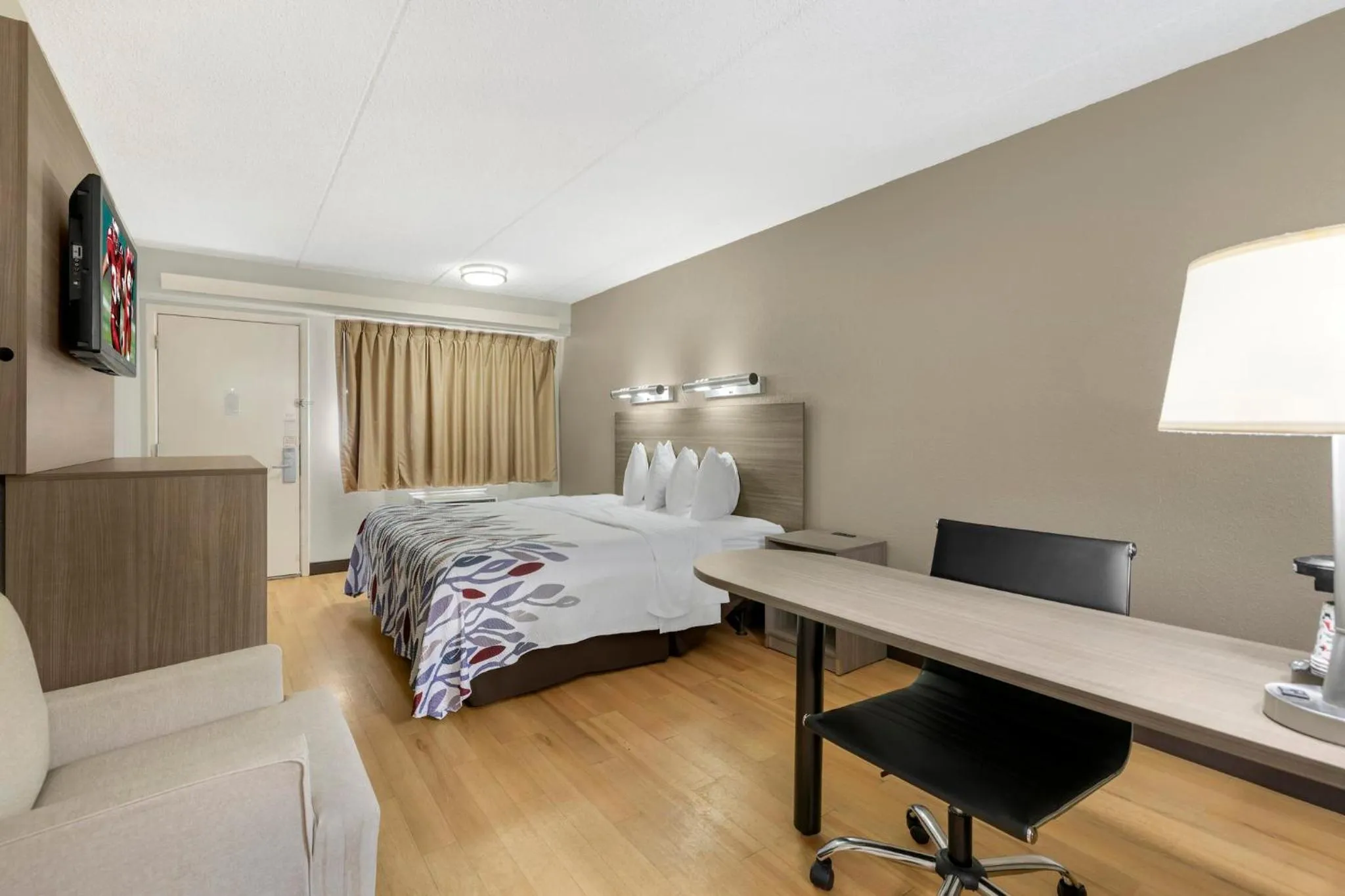 Photo of the whole room, Bed in Red Roof Inn Buffalo - Niagara Airport