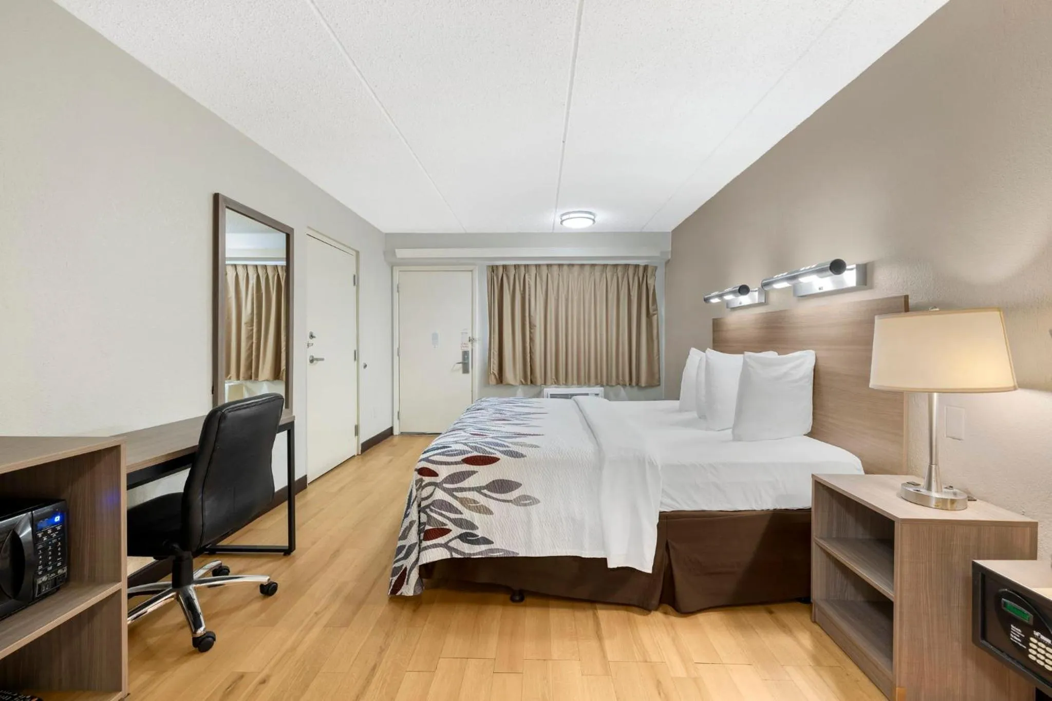 Photo of the whole room, Bed in Red Roof Inn Buffalo - Niagara Airport