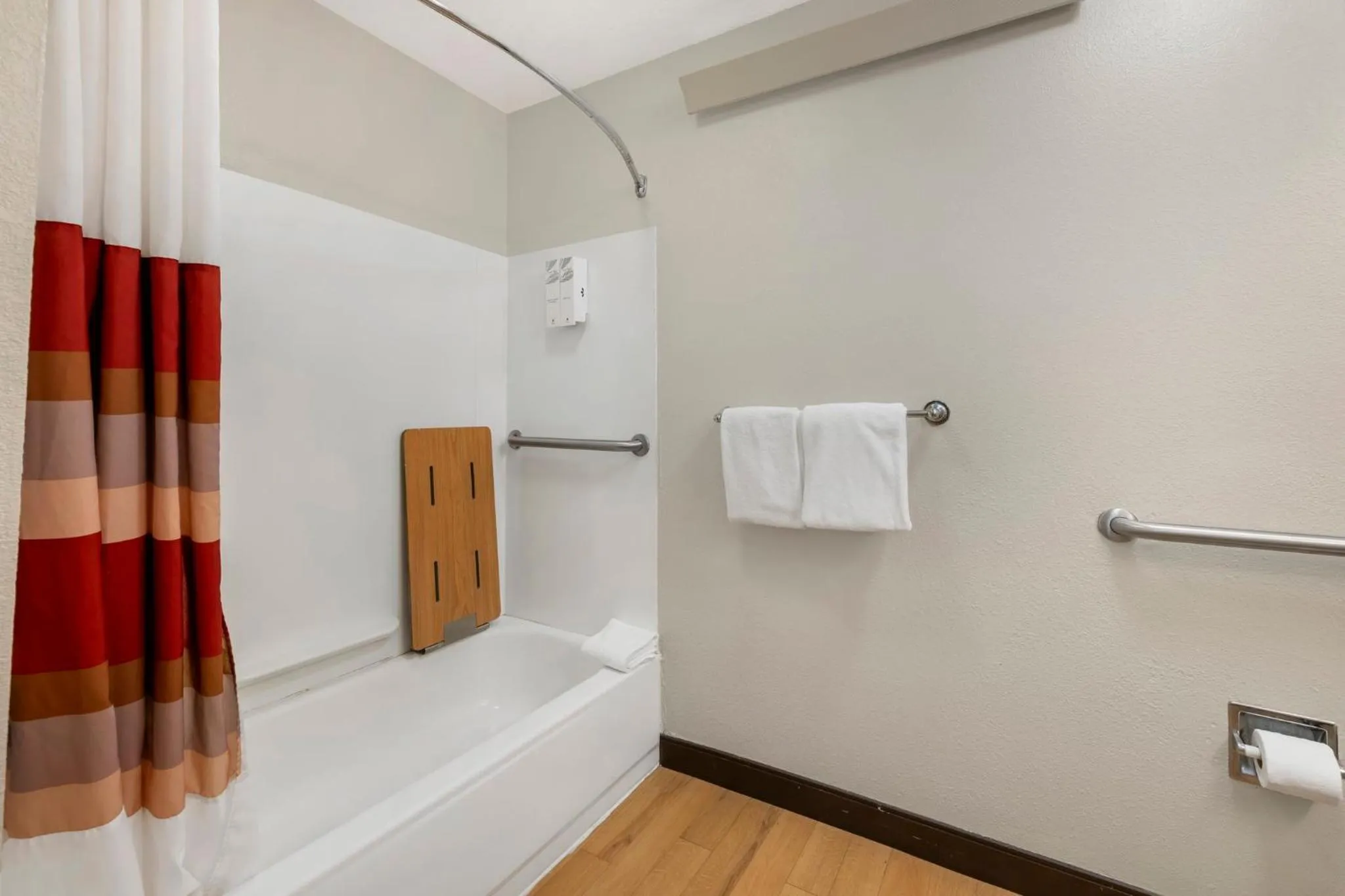 Bathroom in Red Roof Inn Buffalo - Niagara Airport