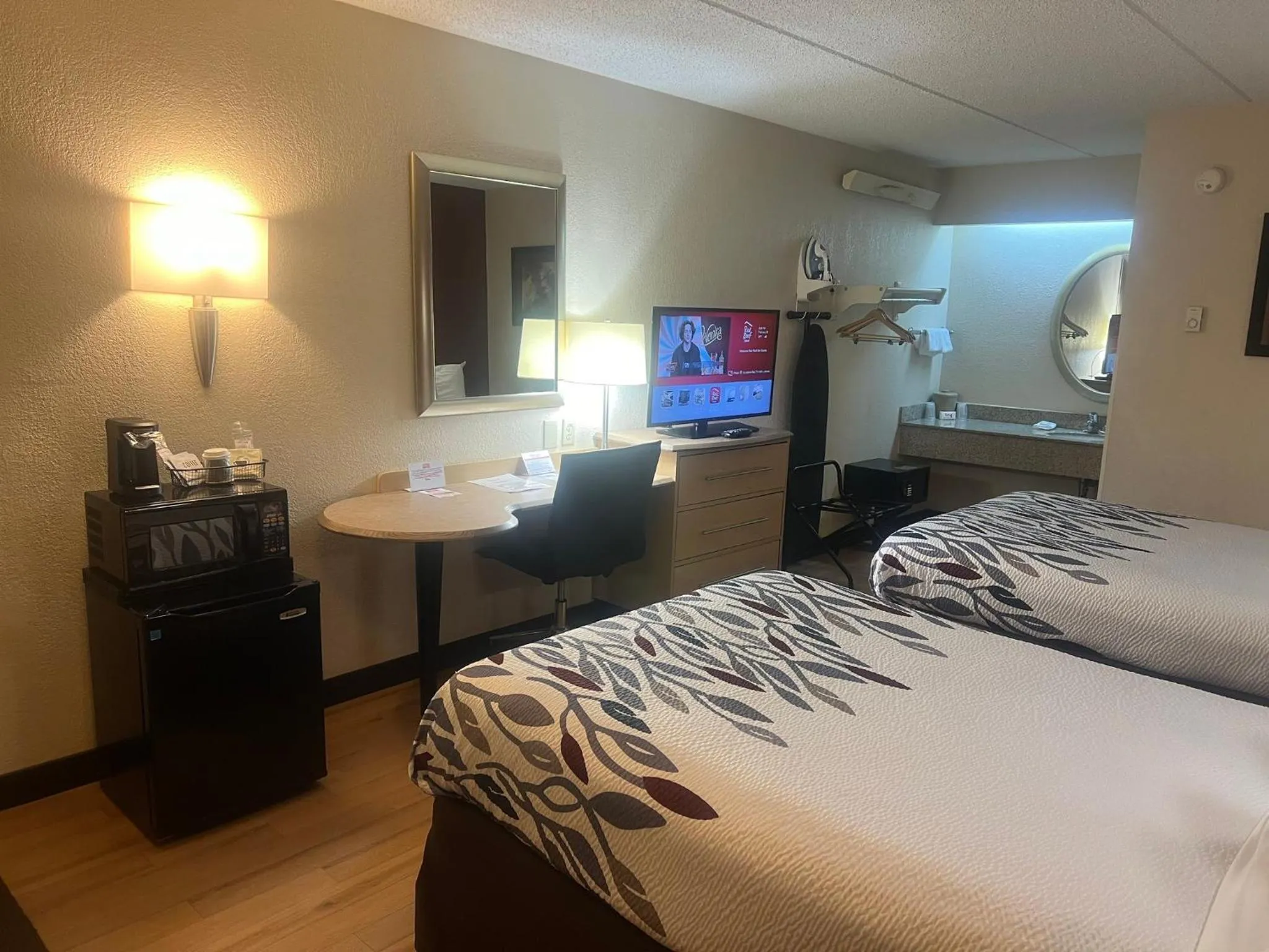 Photo of the whole room, Bed in Red Roof Inn Buffalo - Niagara Airport