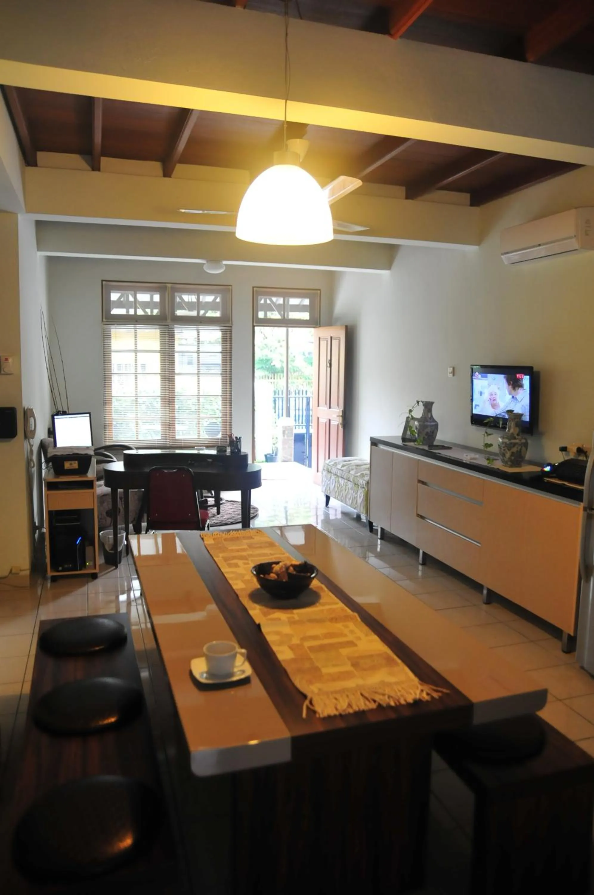 Communal lounge/ TV room in Bed and Breakfast Tomang