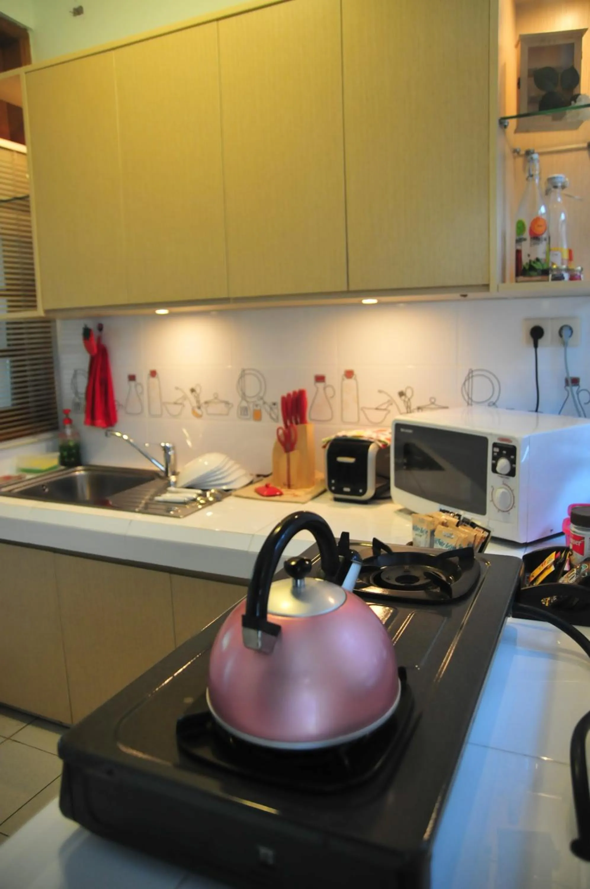 Communal kitchen in Bed and Breakfast Tomang