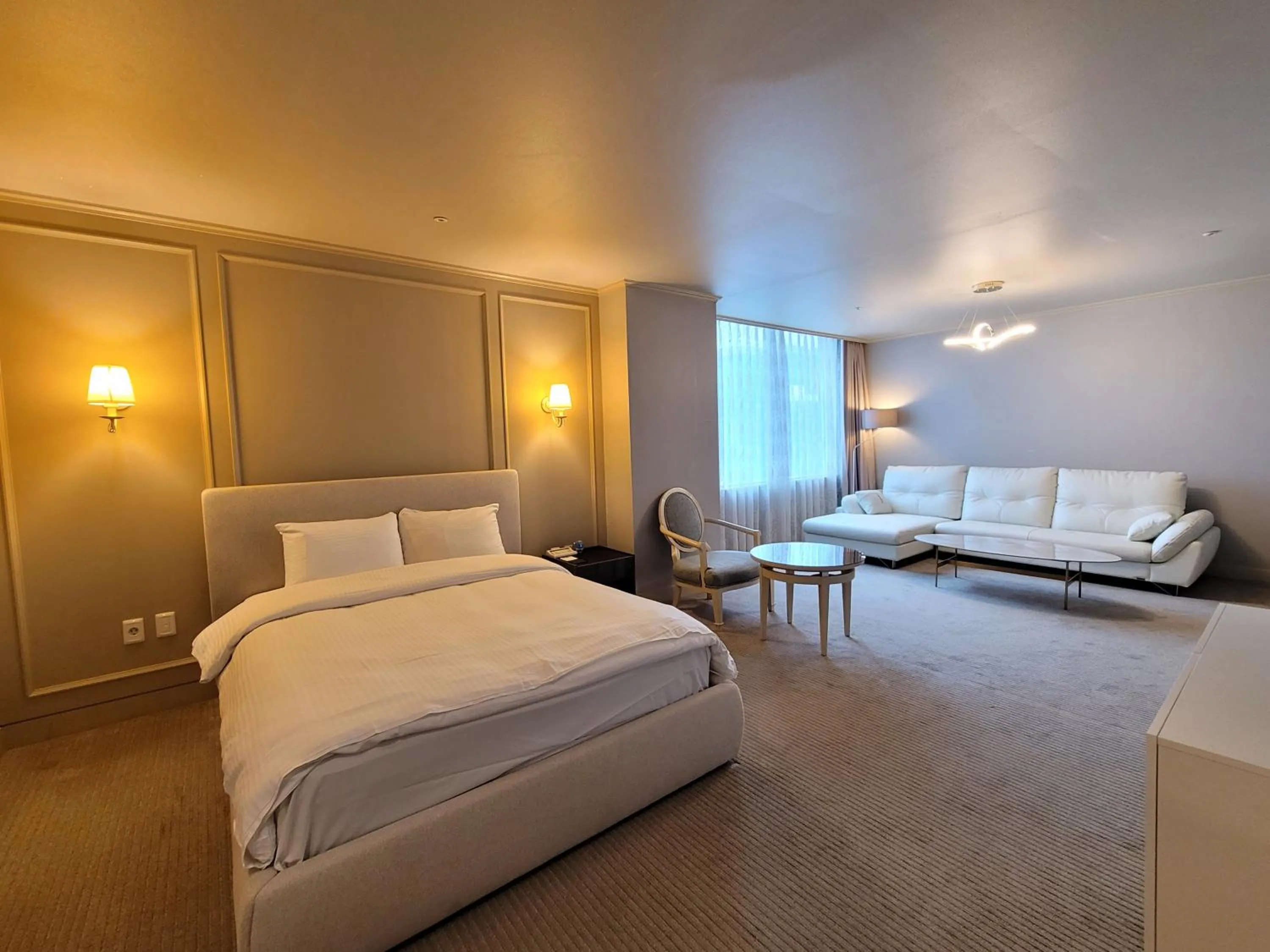 Bed in Queen Vell Hotel