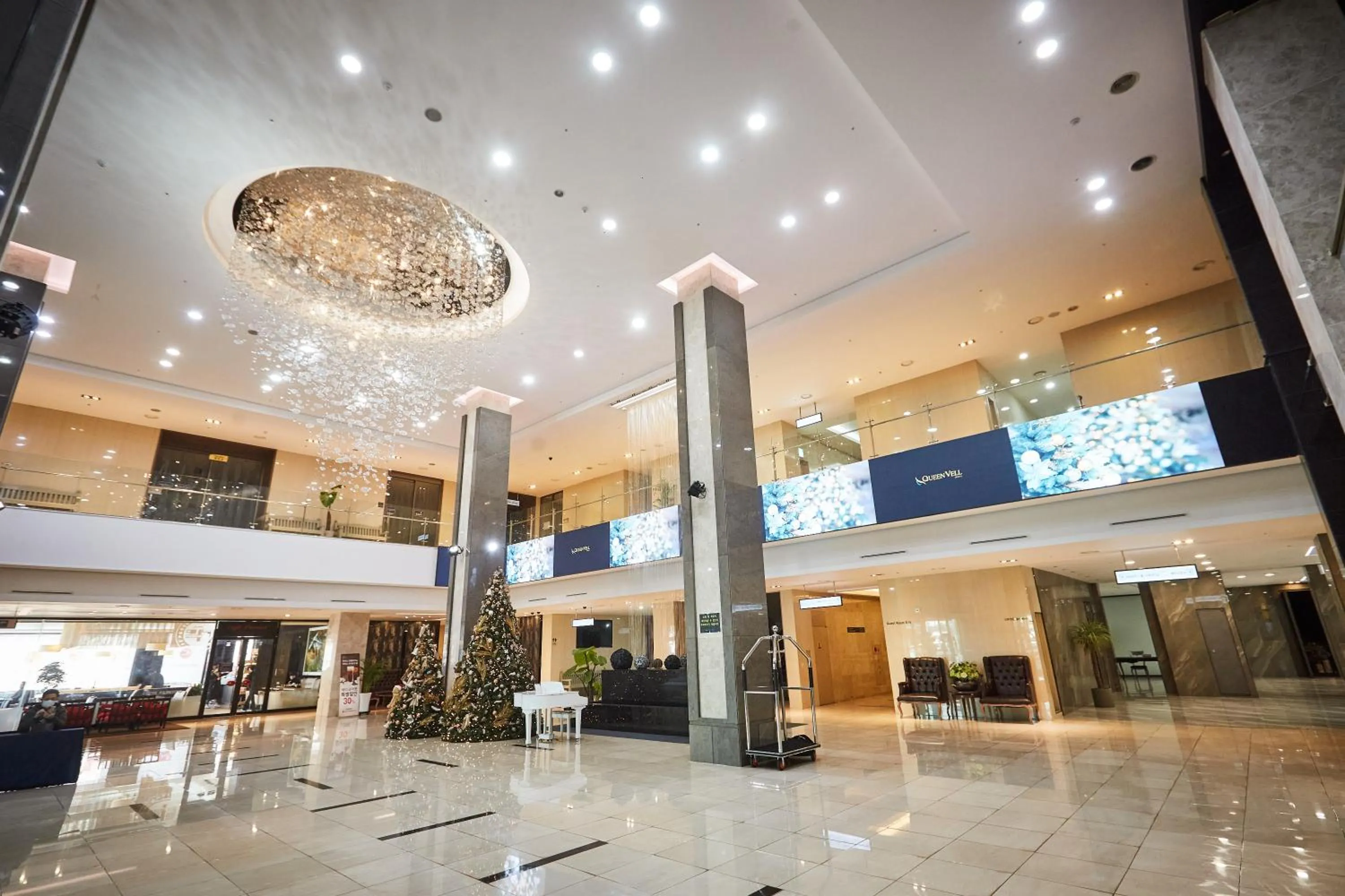 Facade/entrance, Lobby/Reception in Queen Vell Hotel