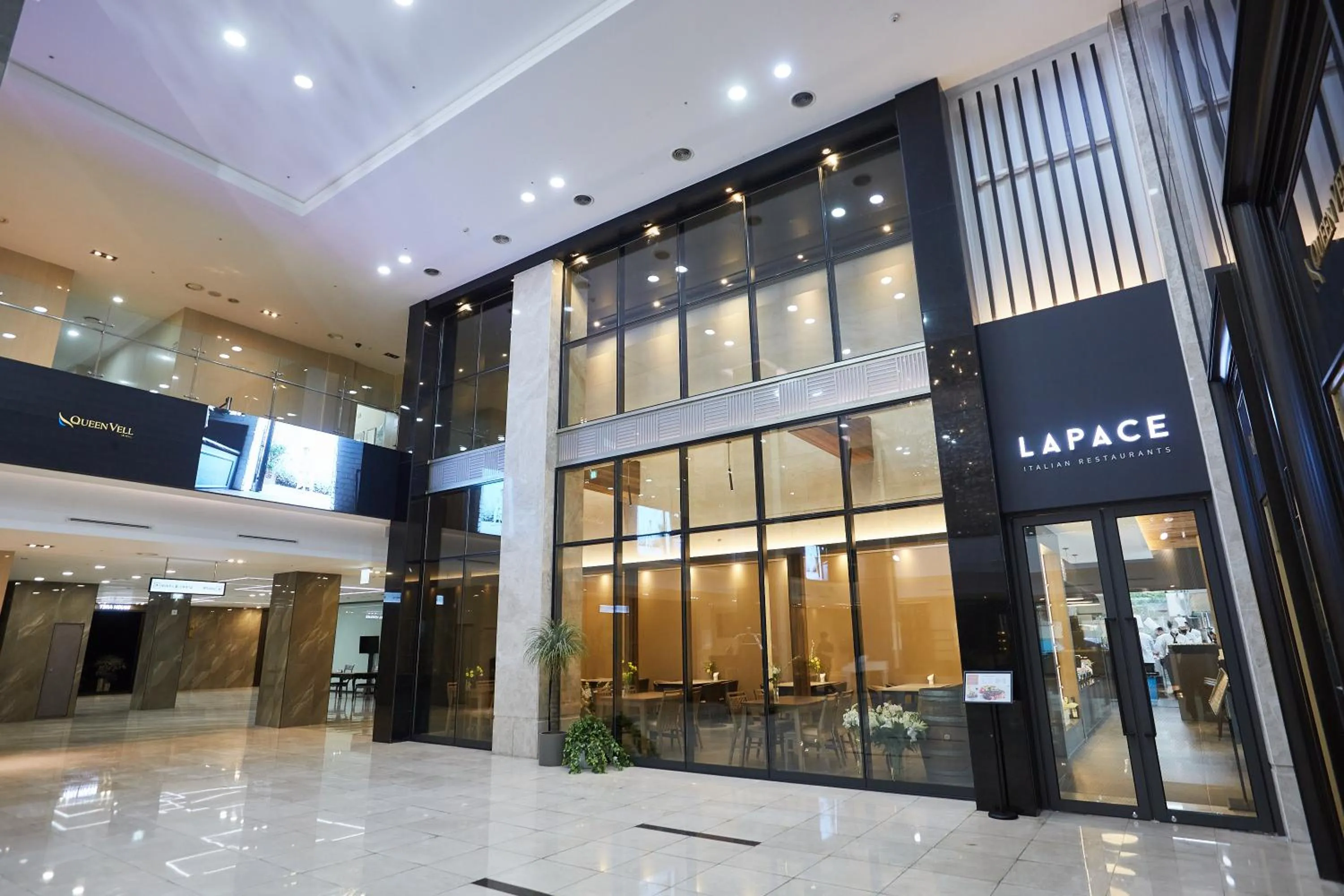 Restaurant/places to eat in Queen Vell Hotel