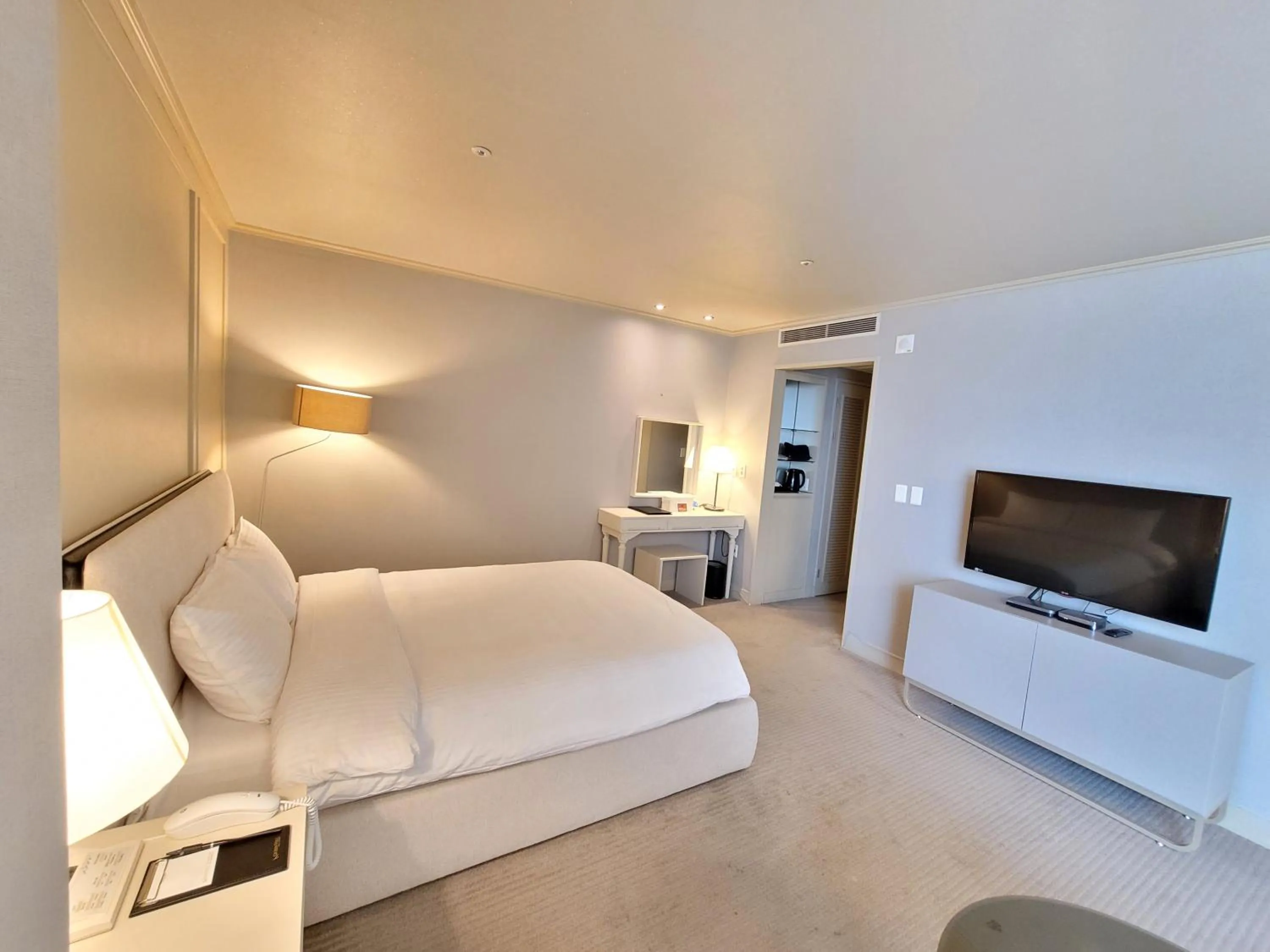 Bed, TV/Entertainment Center in Queen Vell Hotel