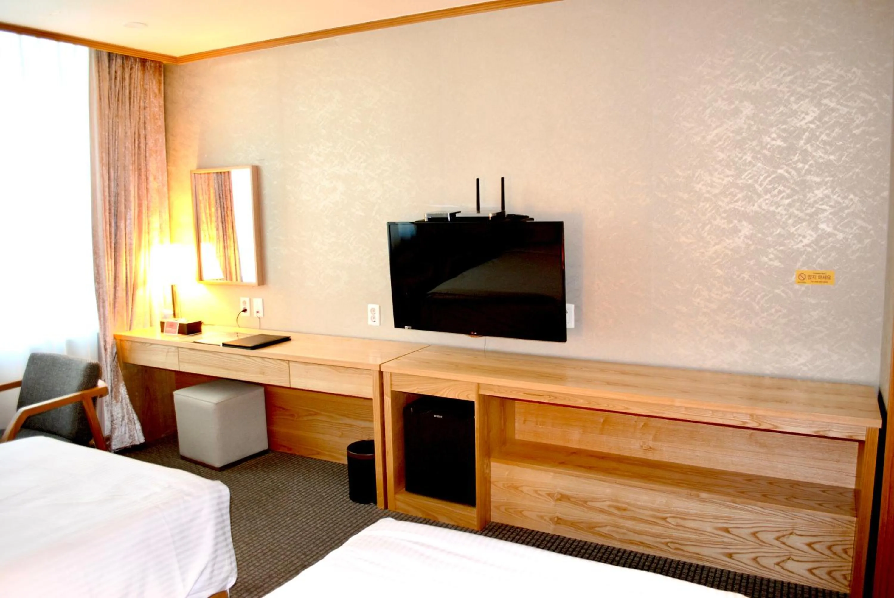 TV/Entertainment Center in Queen Vell Hotel