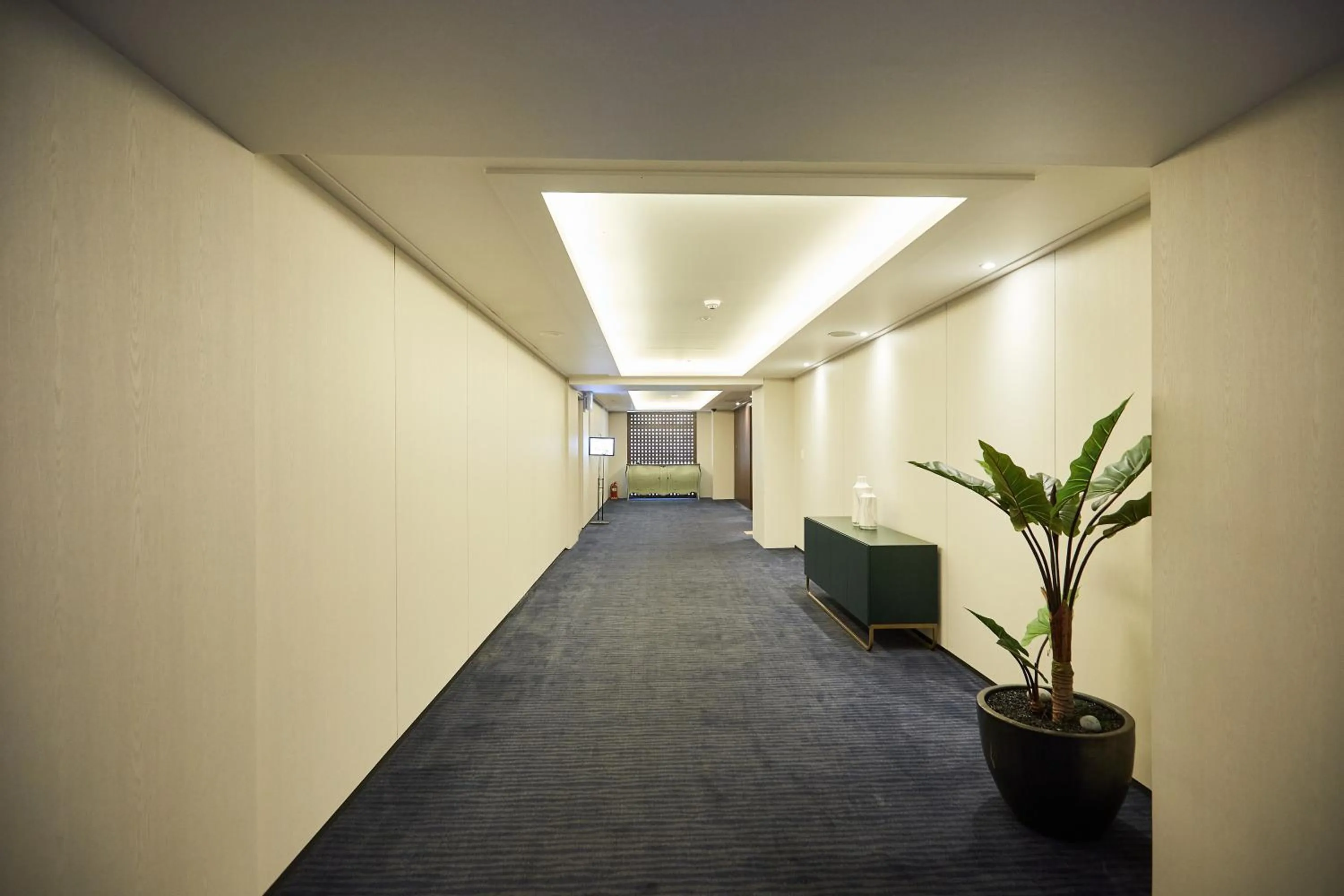 Area and facilities in Queen Vell Hotel