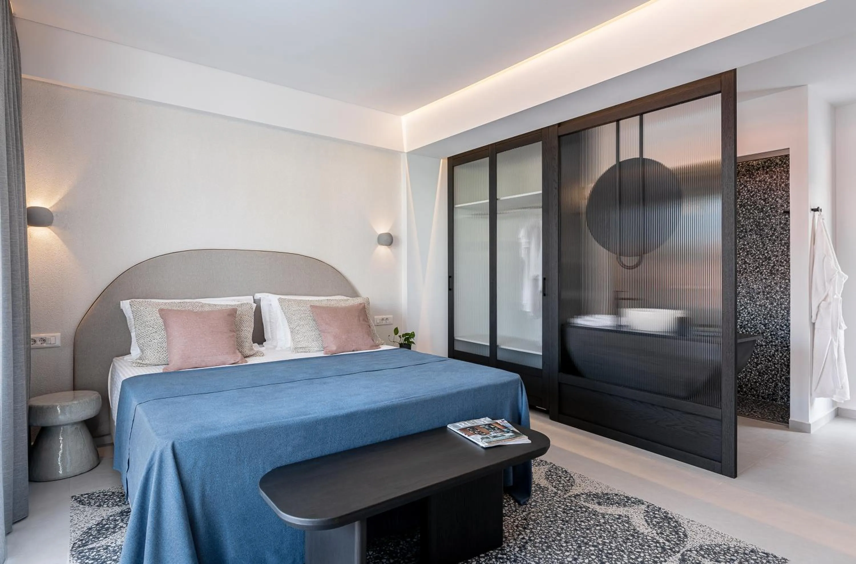 Photo of the whole room in Nuovo Luxury Suites