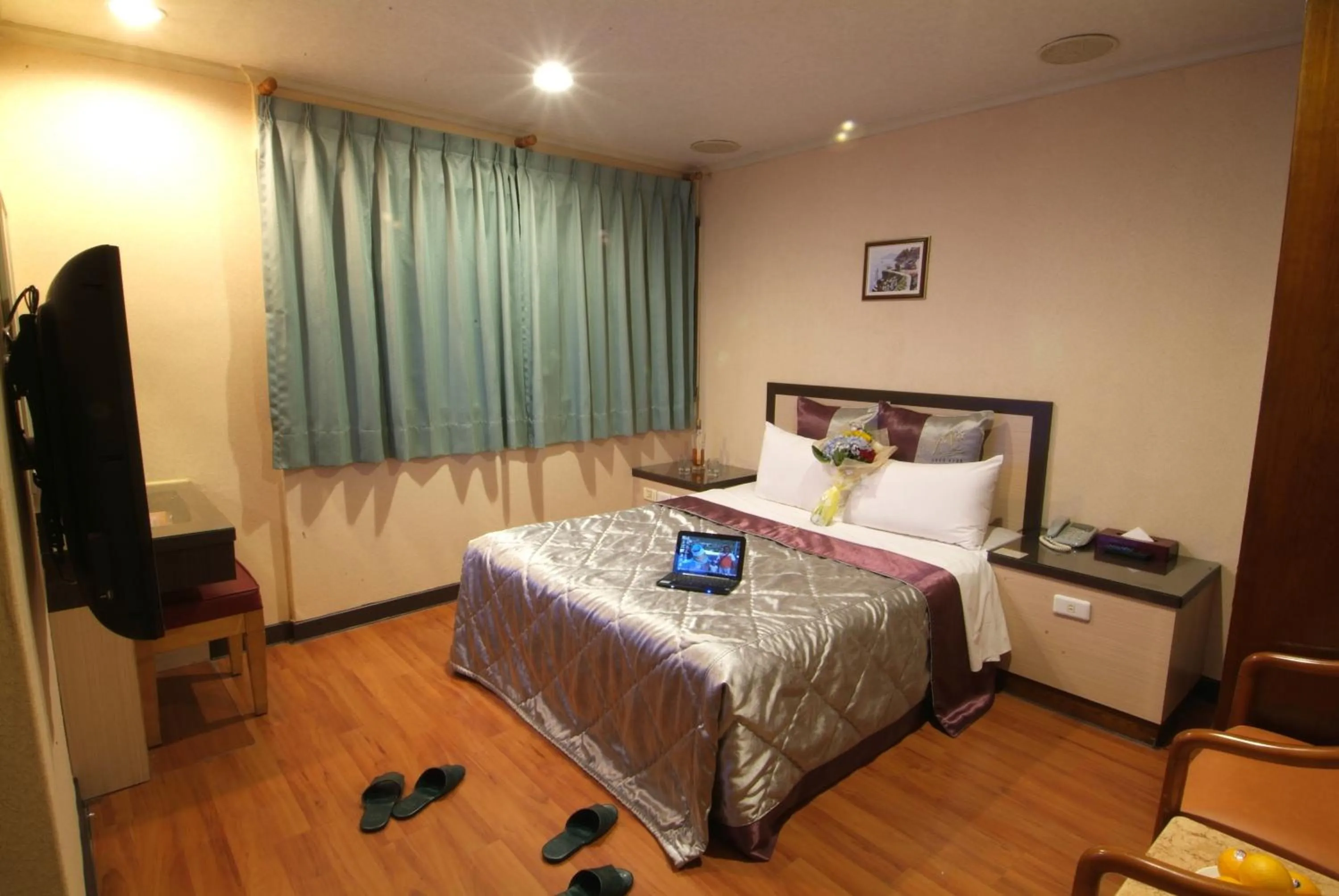 Photo of the whole room, Bed in Left Bank Hotel