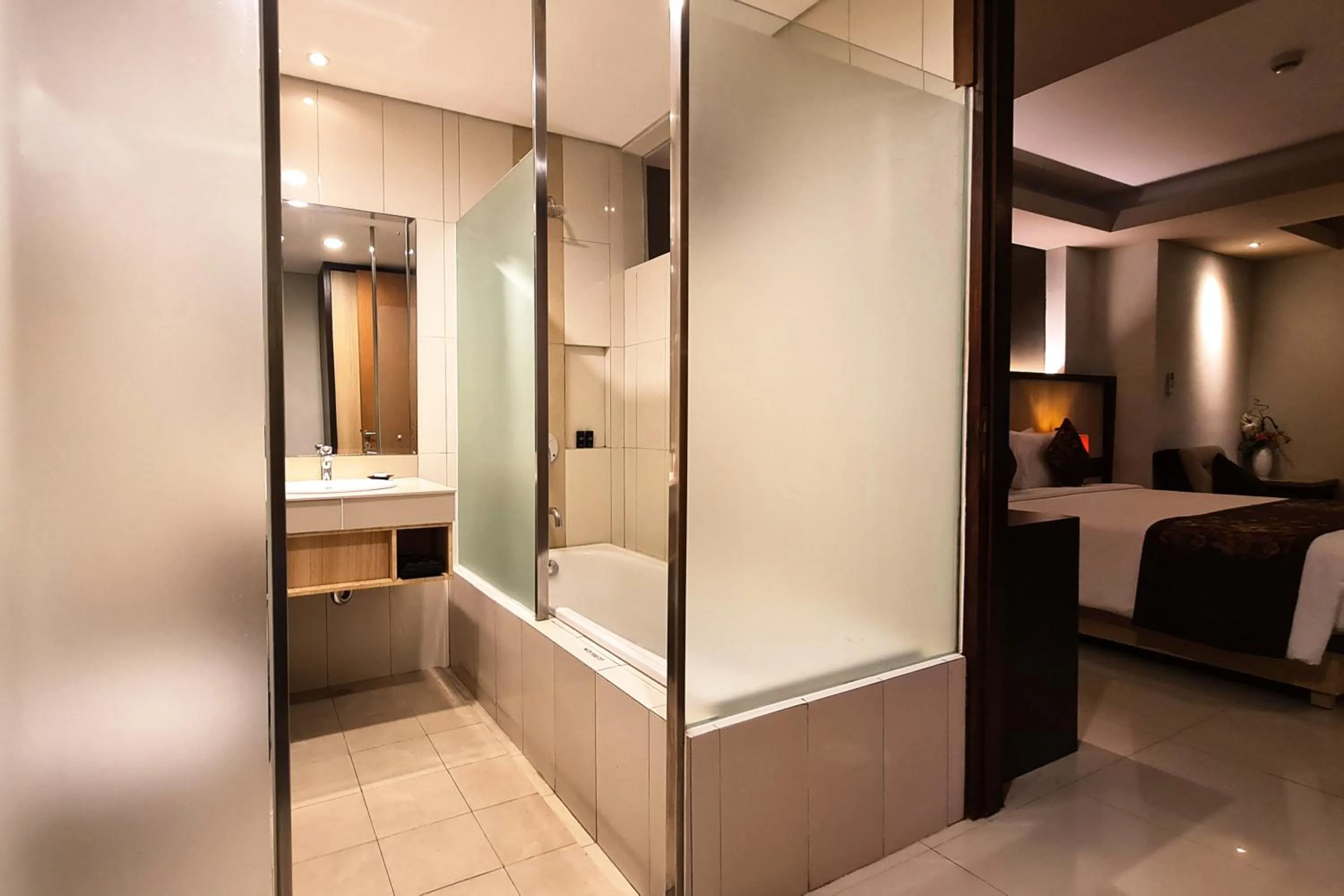 Shower, Bed in The Kana Kuta Hotel