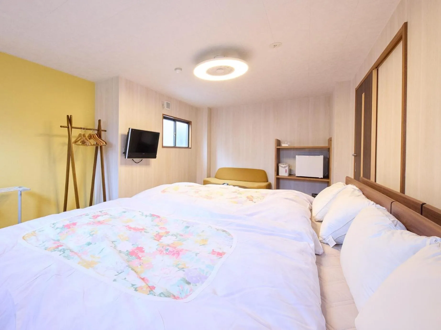 Photo of the whole room, Bed in Yodoya