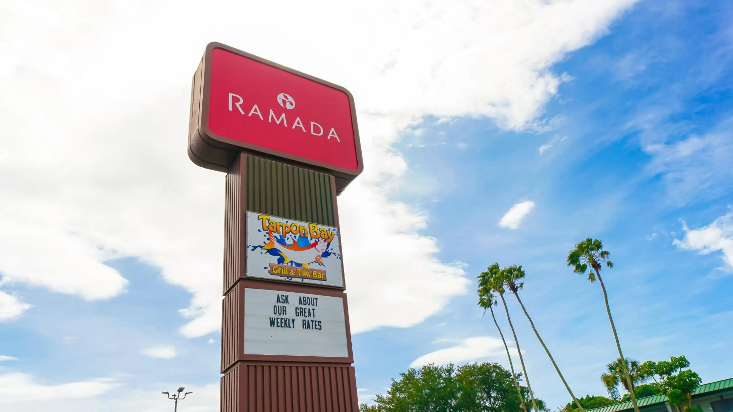 Heated Pool, Huge TV, Waterfront Tiki Bar & Grill, Close to Beaches