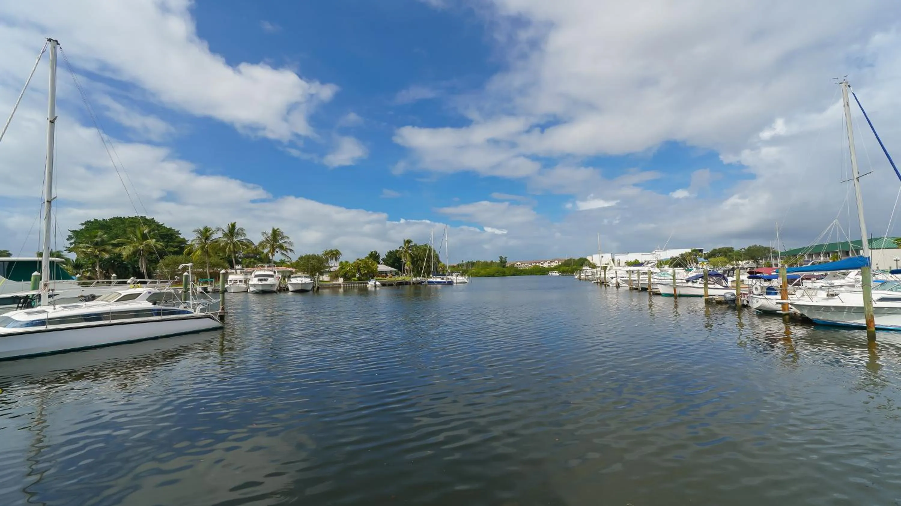 Heated Pool, Huge TV, Waterfront Tiki Bar & Grill, Close to Beaches