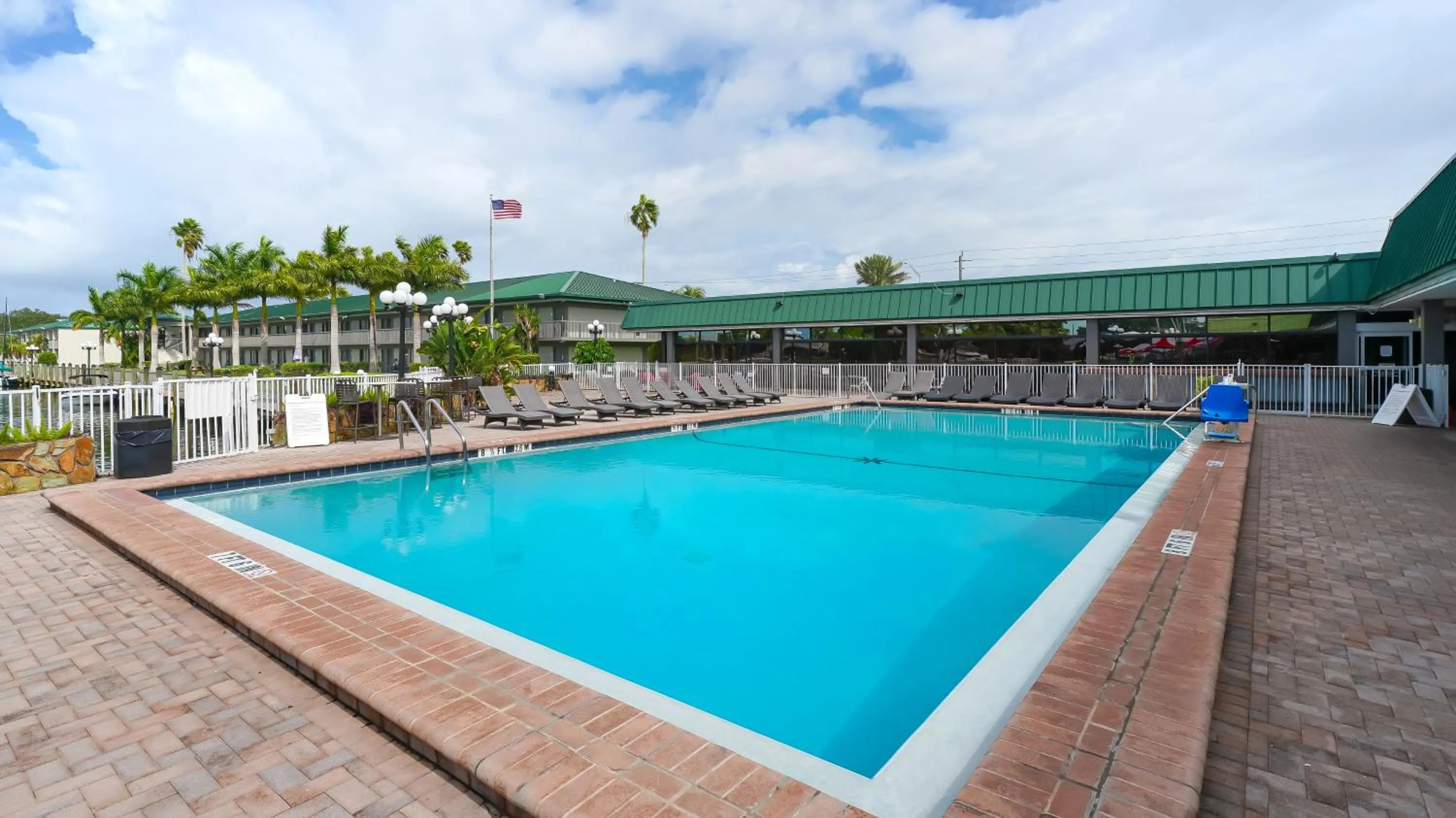 Heated Pool, Huge TV, Waterfront Tiki Bar & Grill, Close to Beaches
