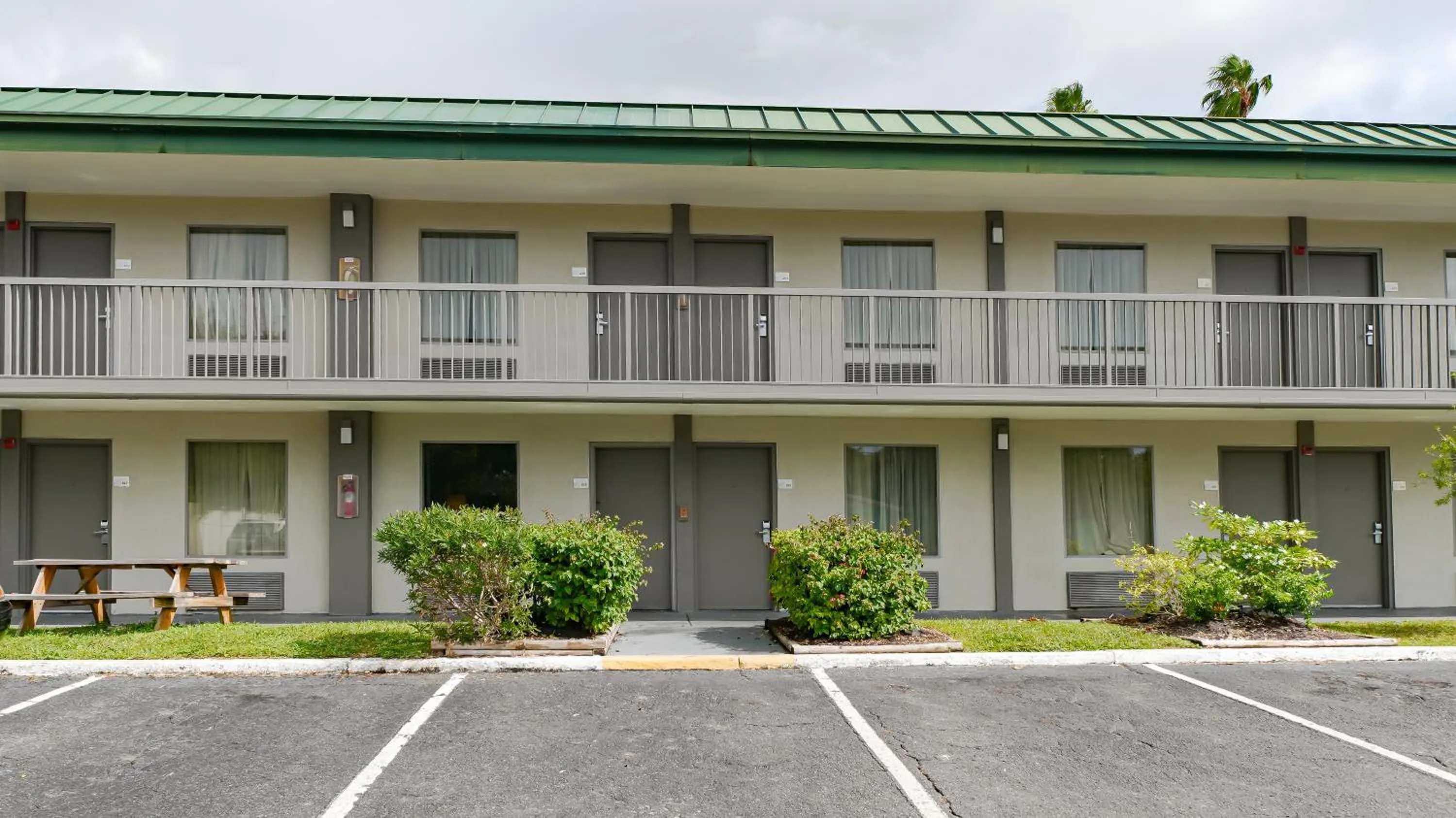 Heated Pool, Huge TV, Waterfront Tiki Bar & Grill, Close to Beaches