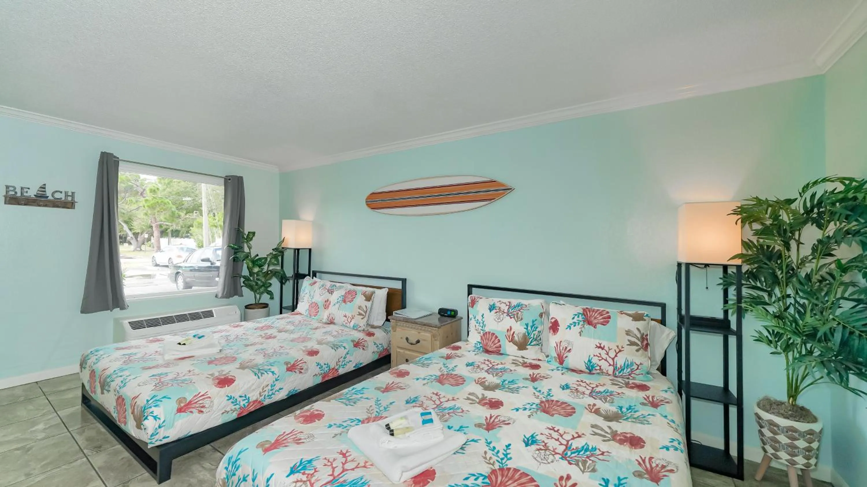 Bed in Heated Pool, Huge TV, Waterfront Tiki Bar & Grill, Close to Beaches