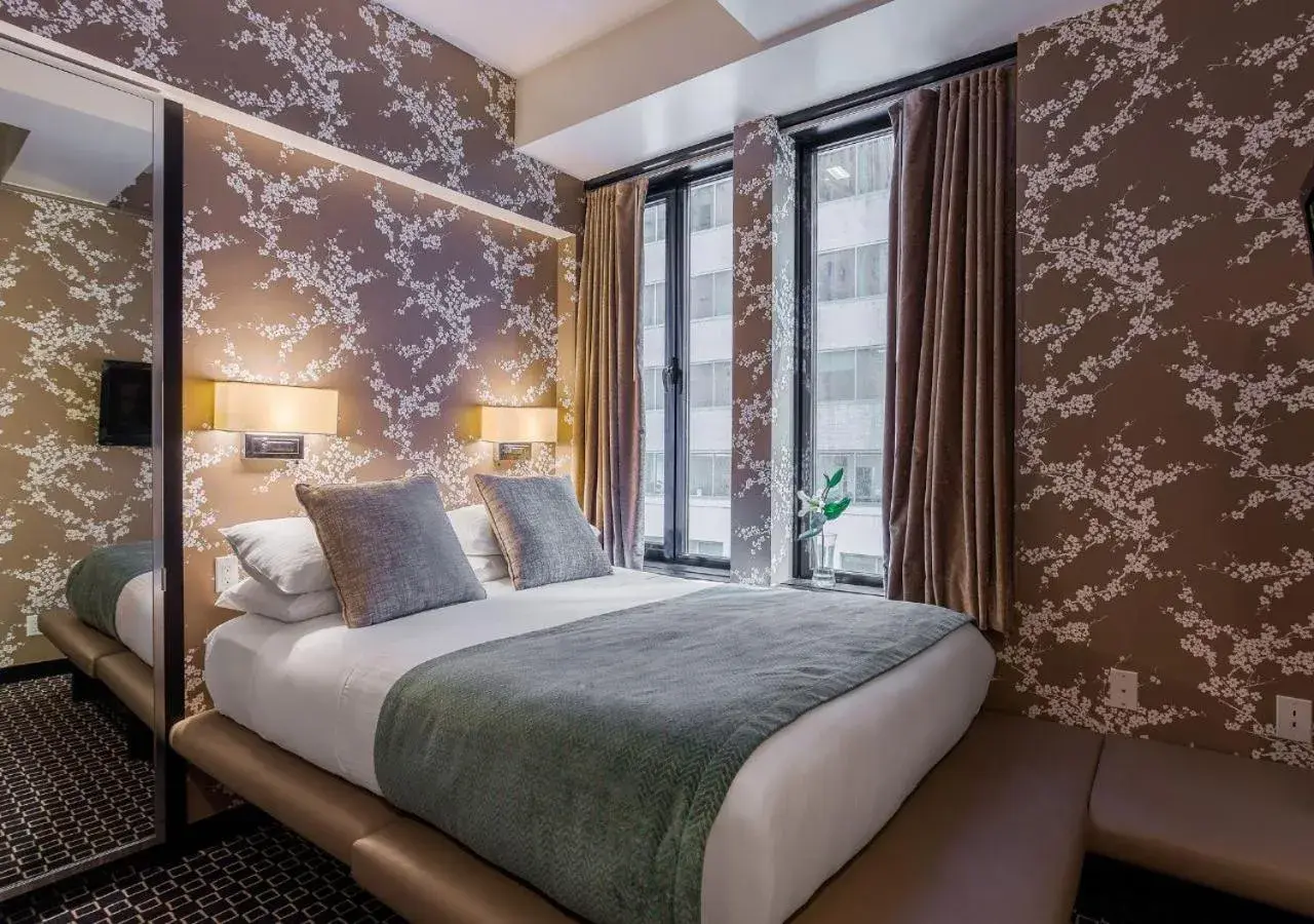 Basic Queen Room in 45 Times Square Hotel Basic Queen Room in 45 Times Square Hotel