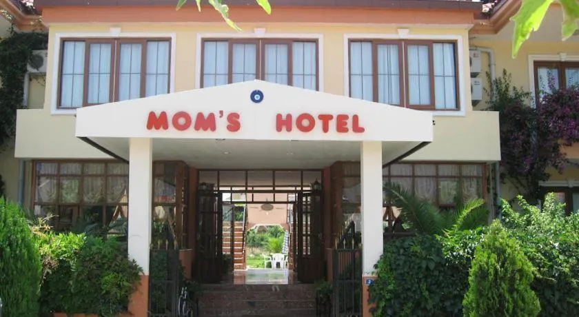 Facade/entrance in MG Moms Hotel
