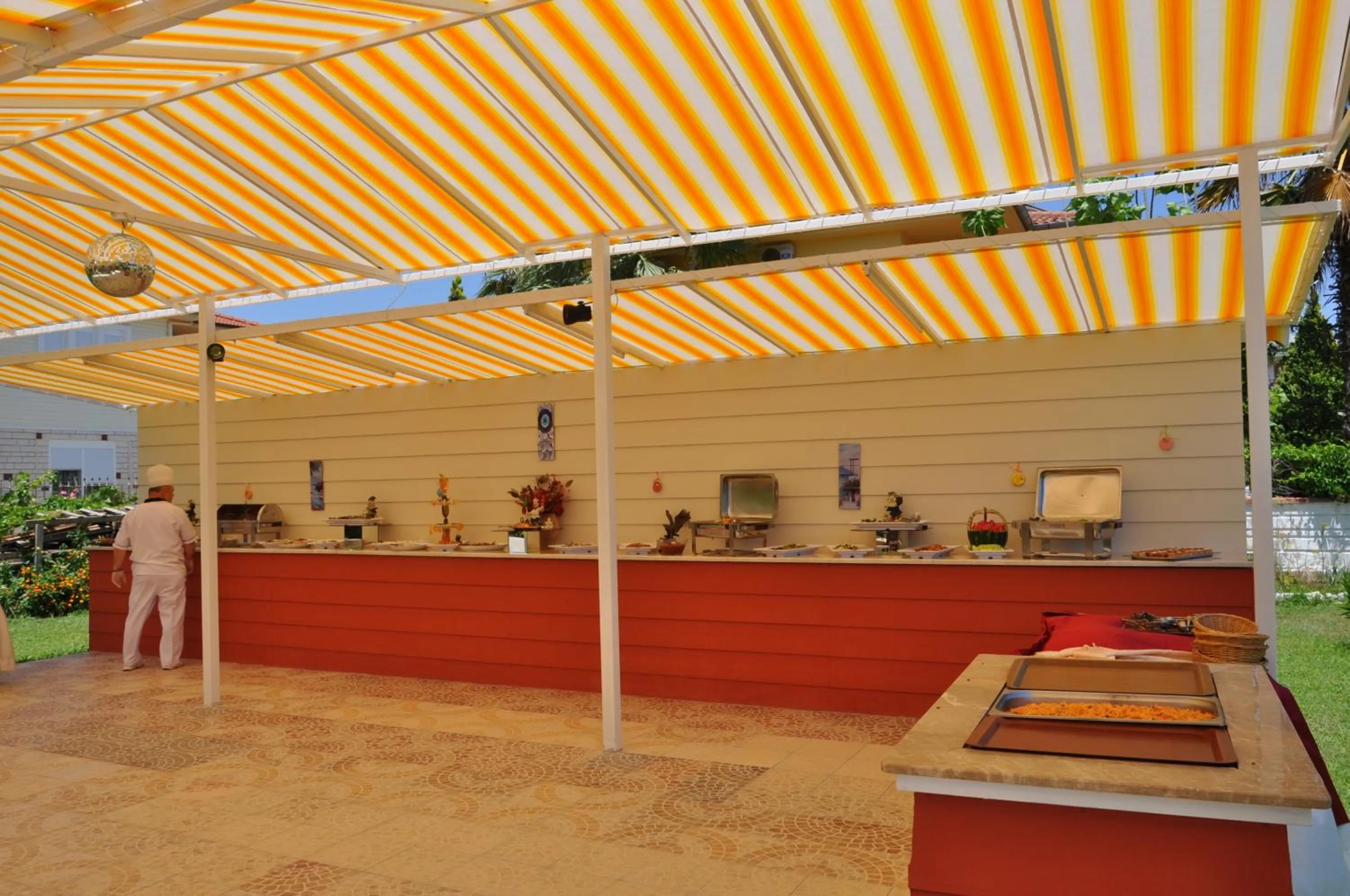 Restaurant/places to eat in MG Moms Hotel