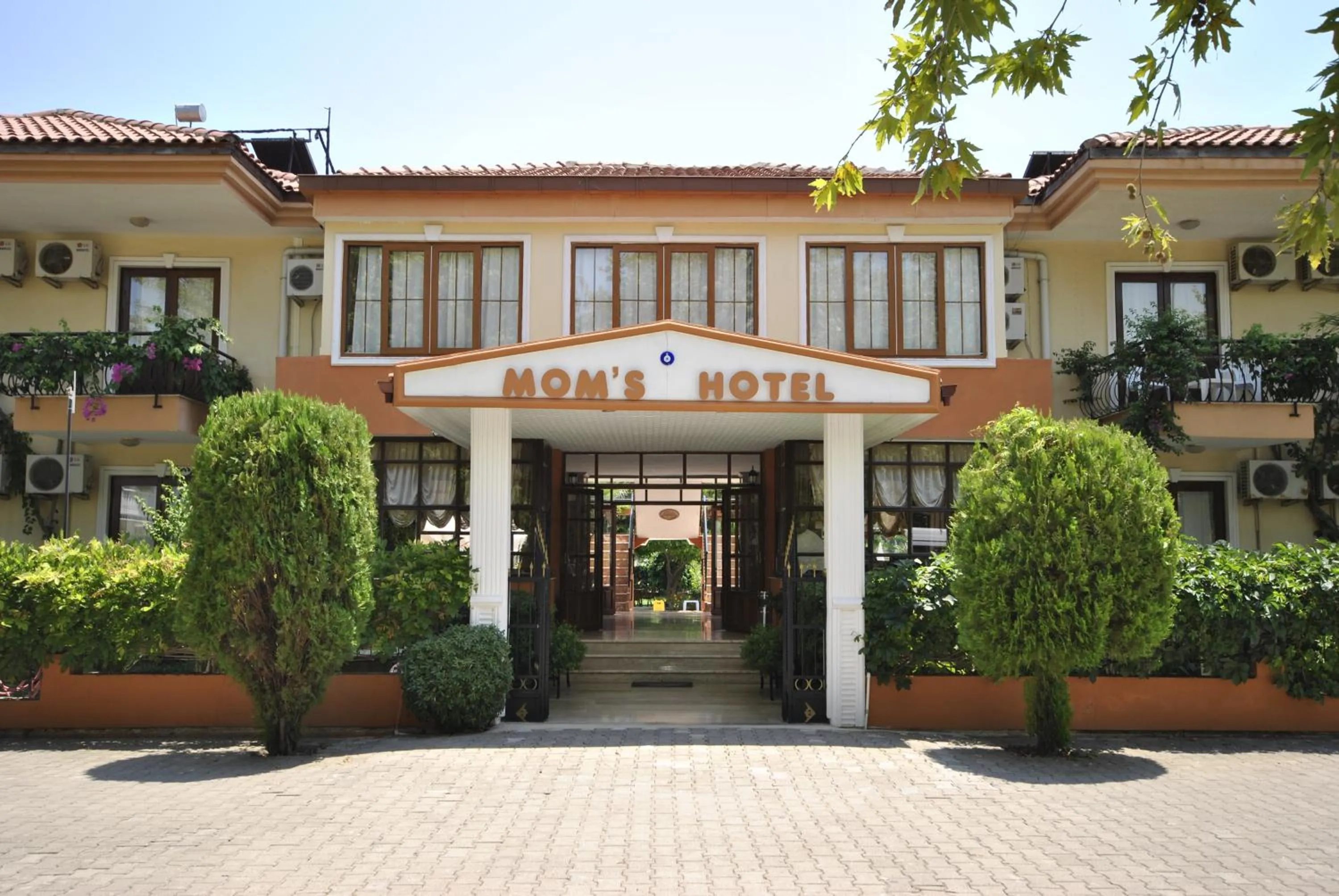 Facade/entrance in MG Moms Hotel