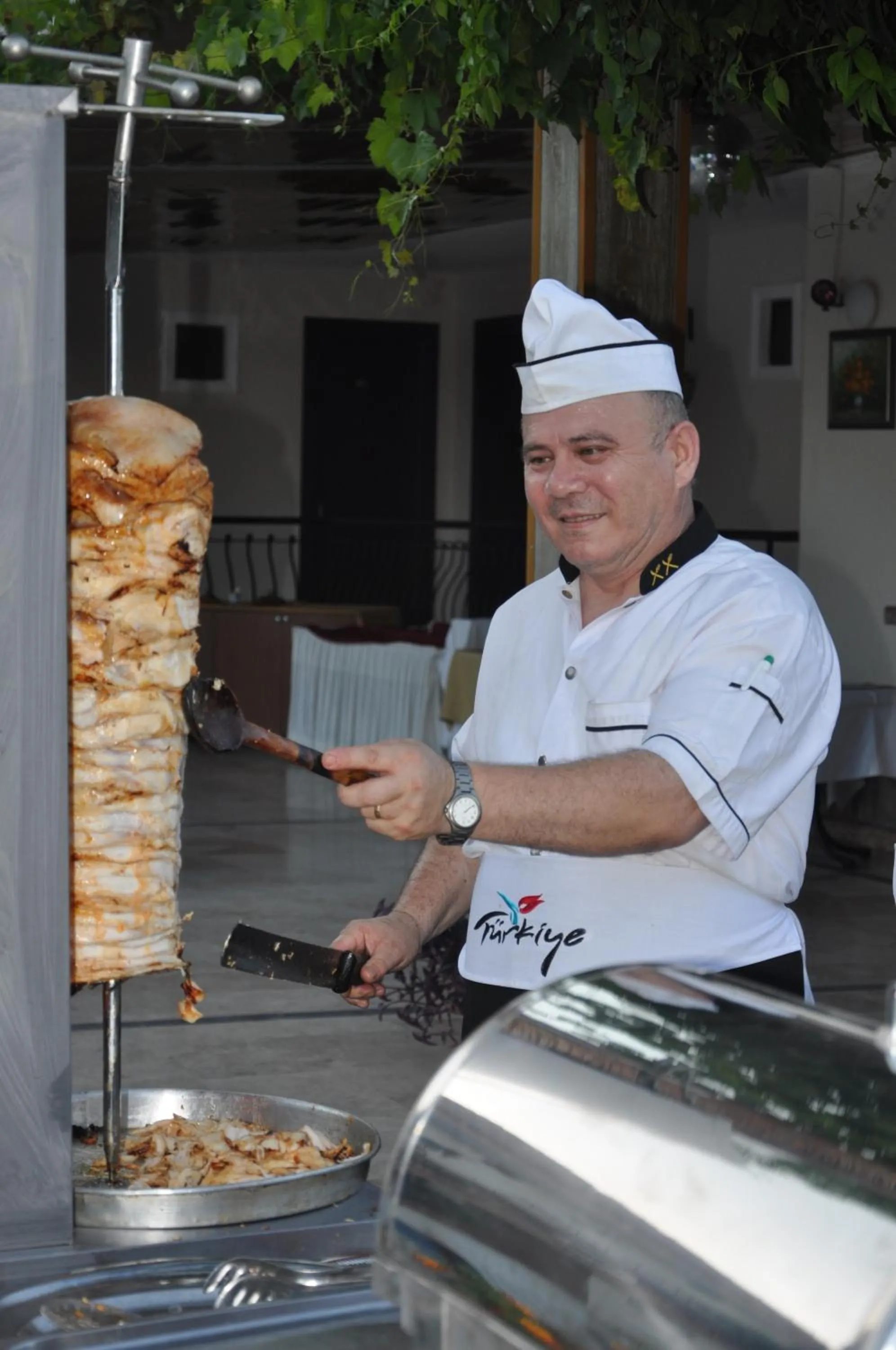 Restaurant/places to eat in MG Moms Hotel