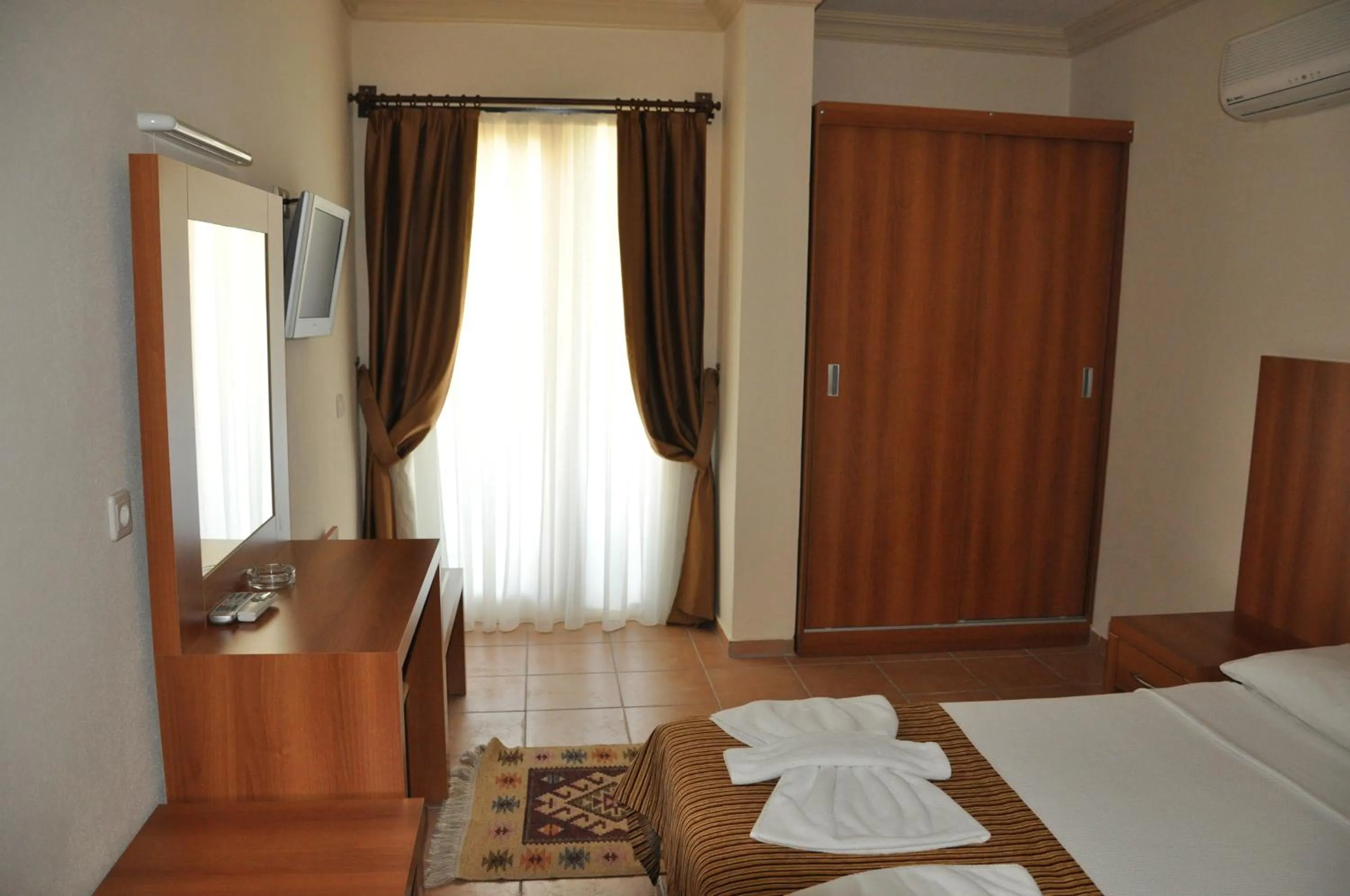 Photo of the whole room, Bed in MG Moms Hotel