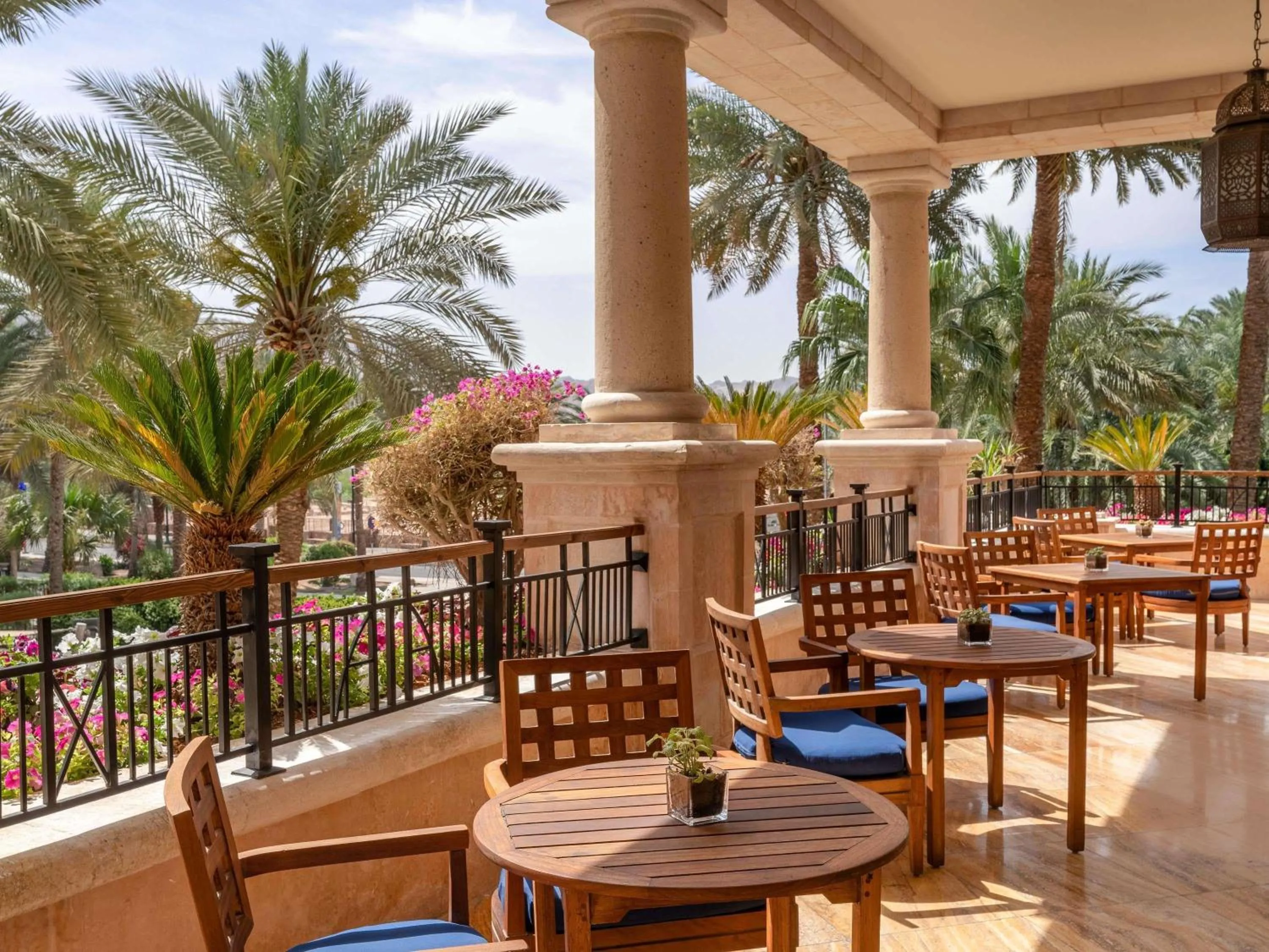 Lounge or bar in Mövenpick Resort & Residences Aqaba