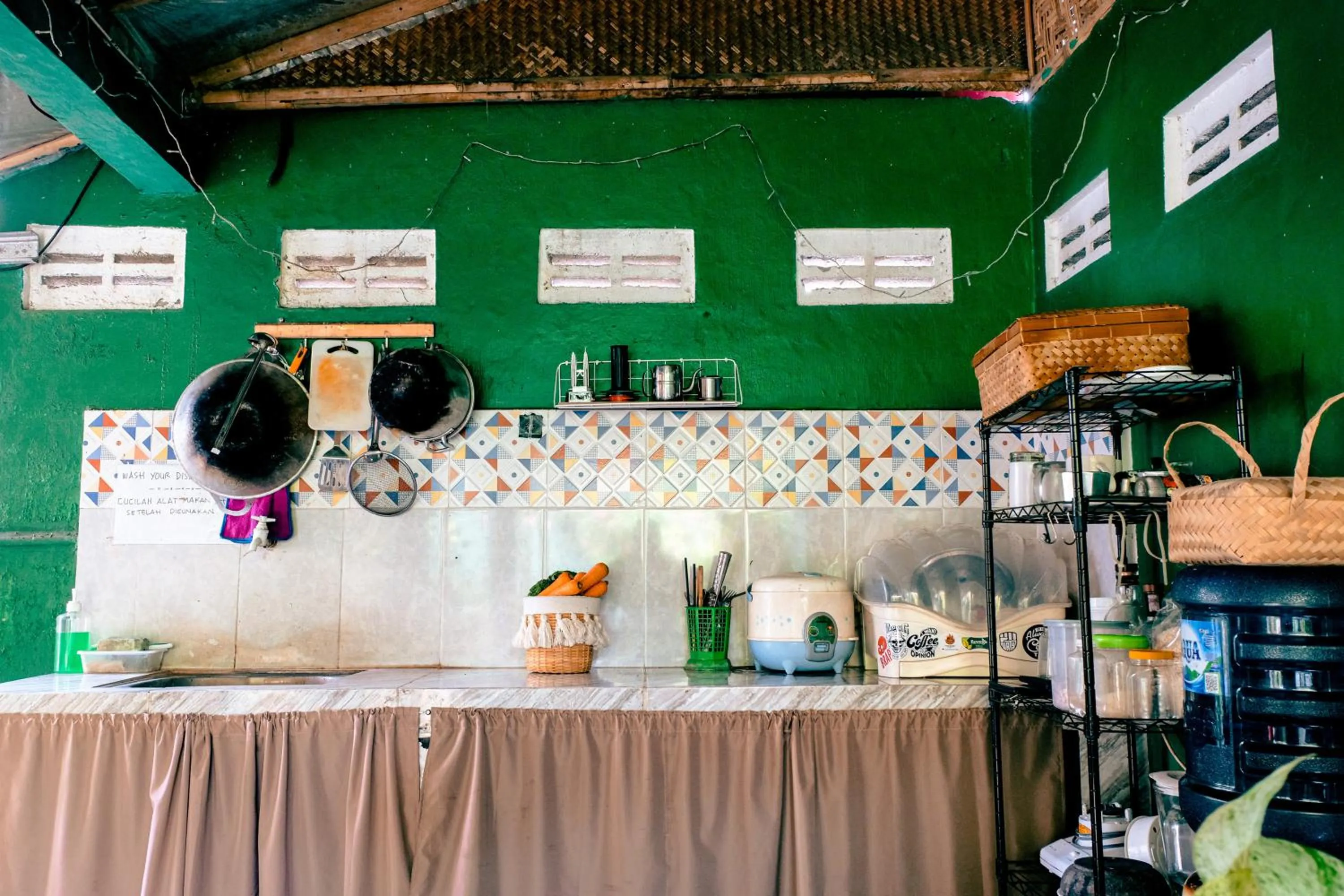 Communal kitchen in BILIK BAMBOO HOMESTAY
