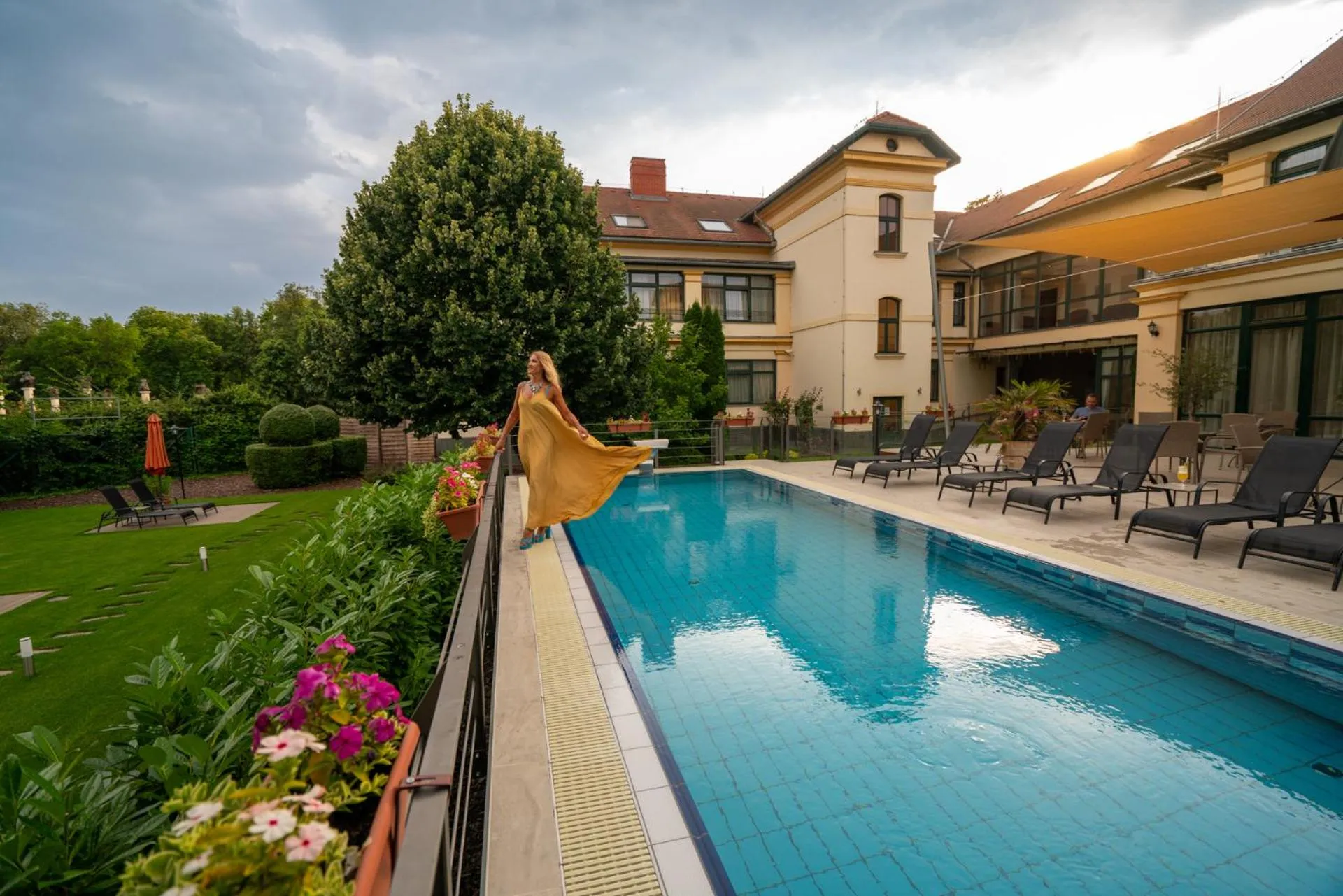 Swimming pool in Elizabeth Hotel