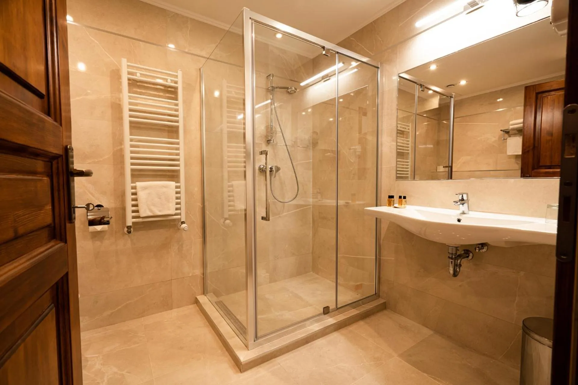 Bathroom in Elizabeth Hotel