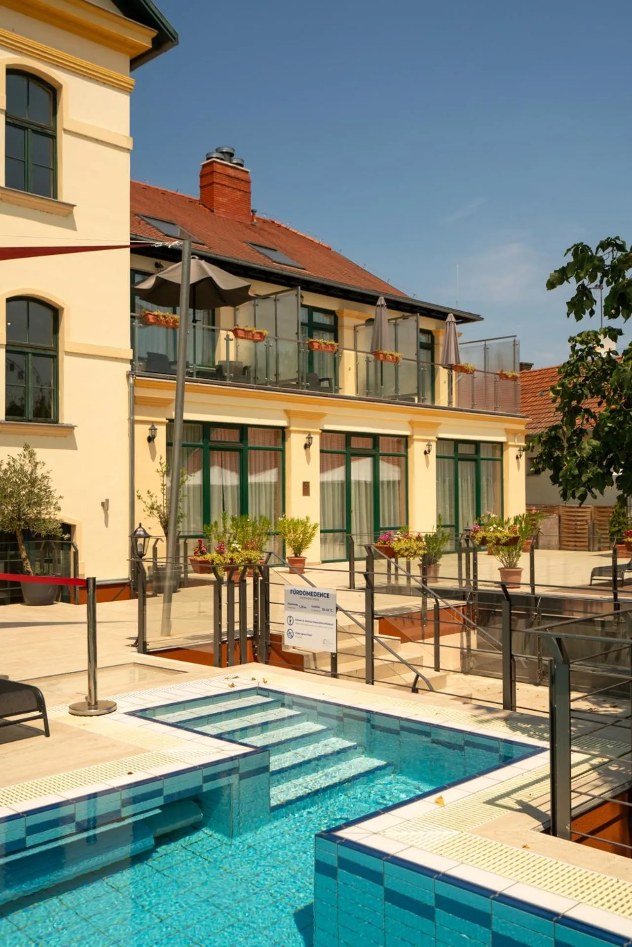 Swimming pool in Elizabeth Hotel