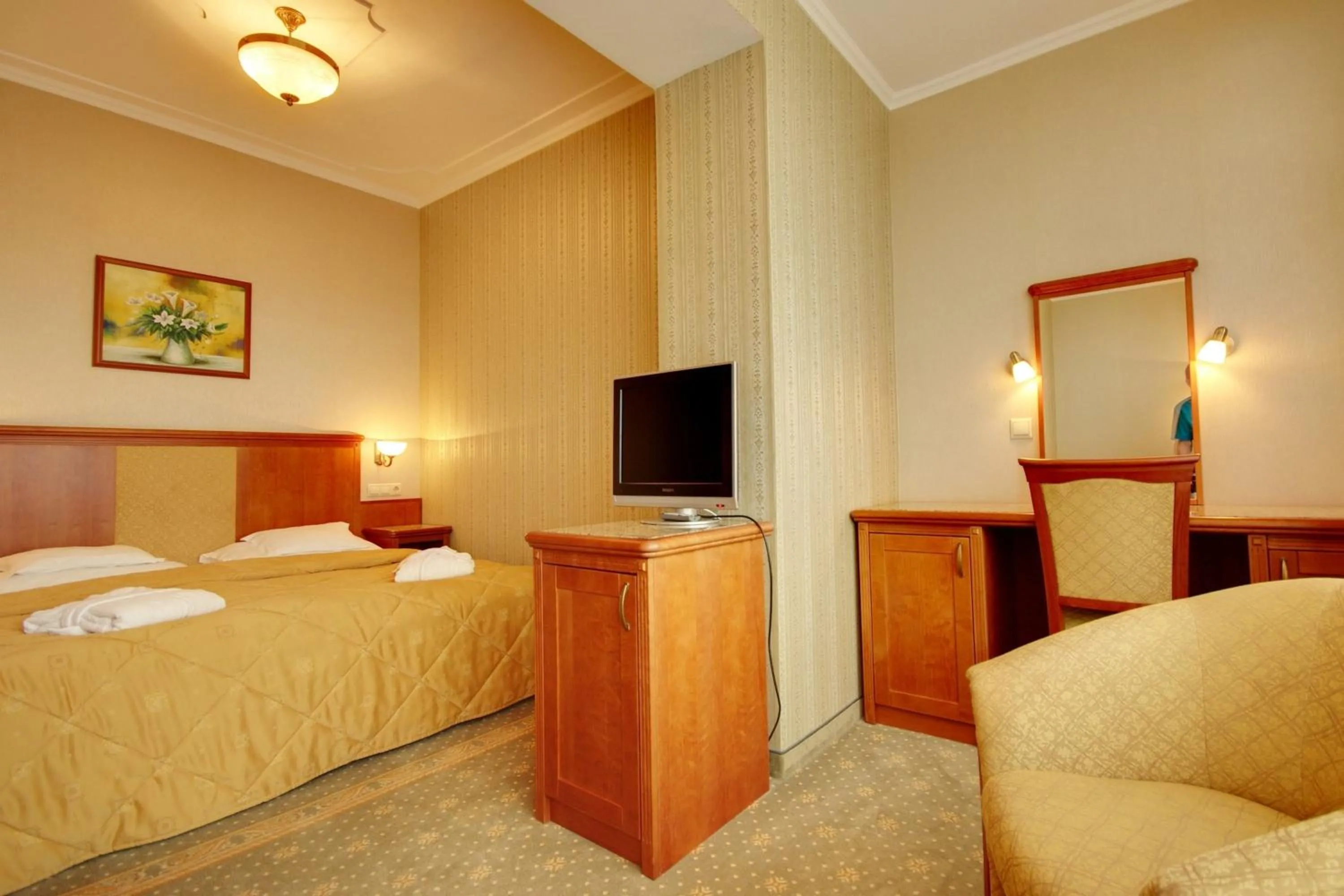 Photo of the whole room, Bed in Elizabeth Hotel