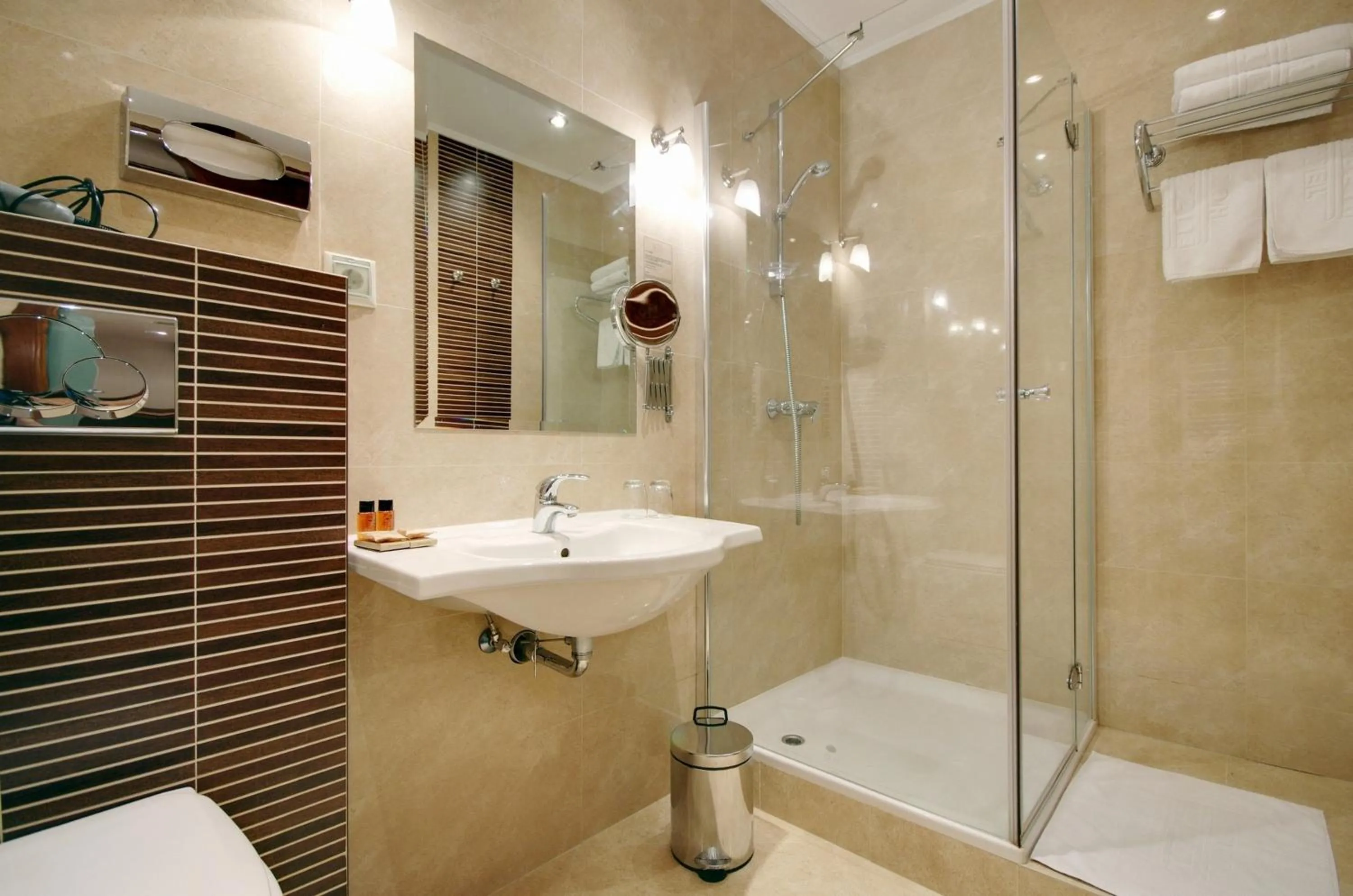 Bathroom in Elizabeth Hotel