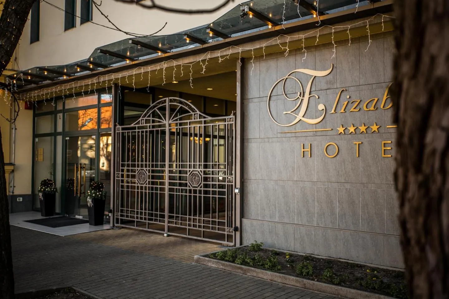 Facade/entrance in Elizabeth Hotel