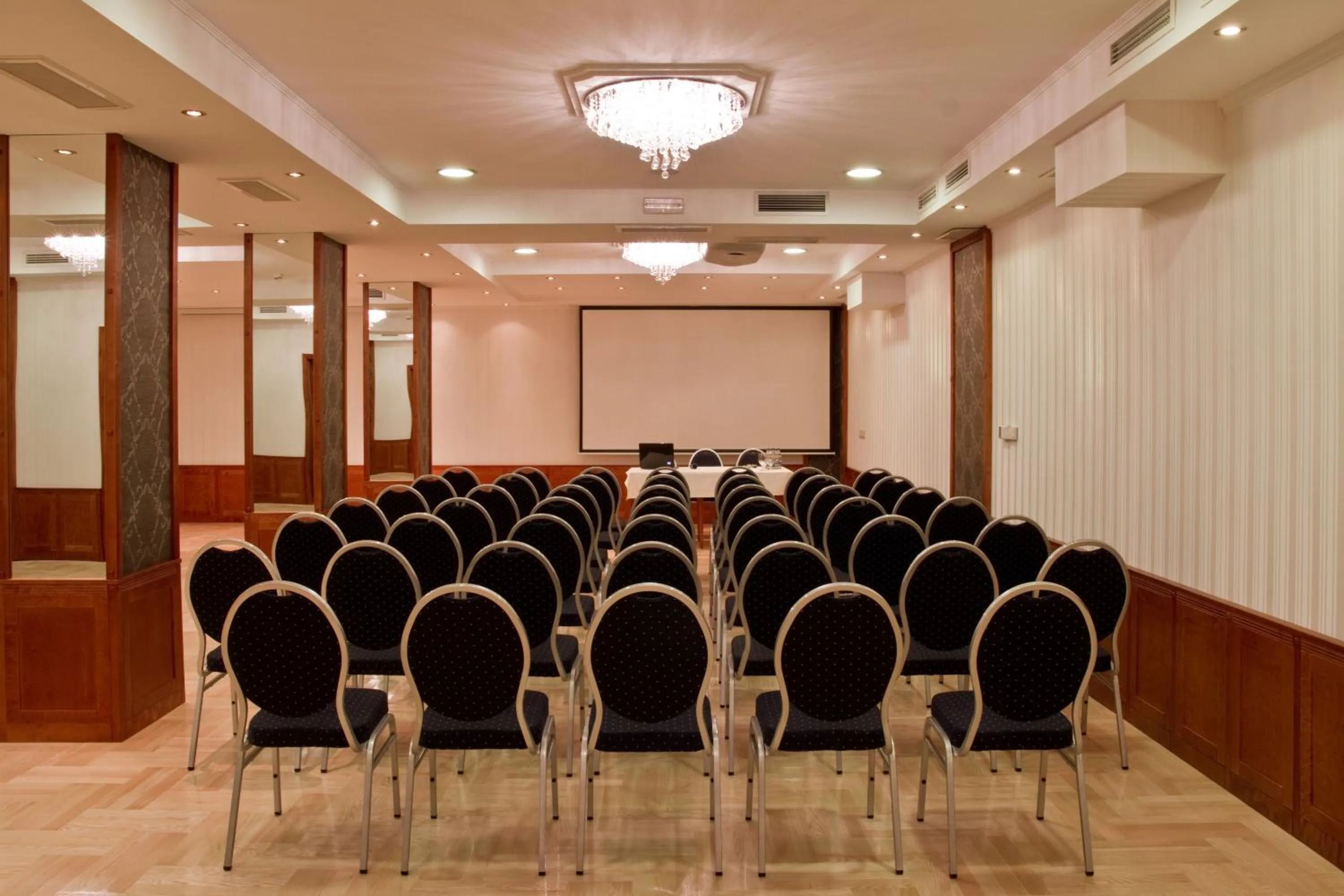 Business facilities in Elizabeth Hotel